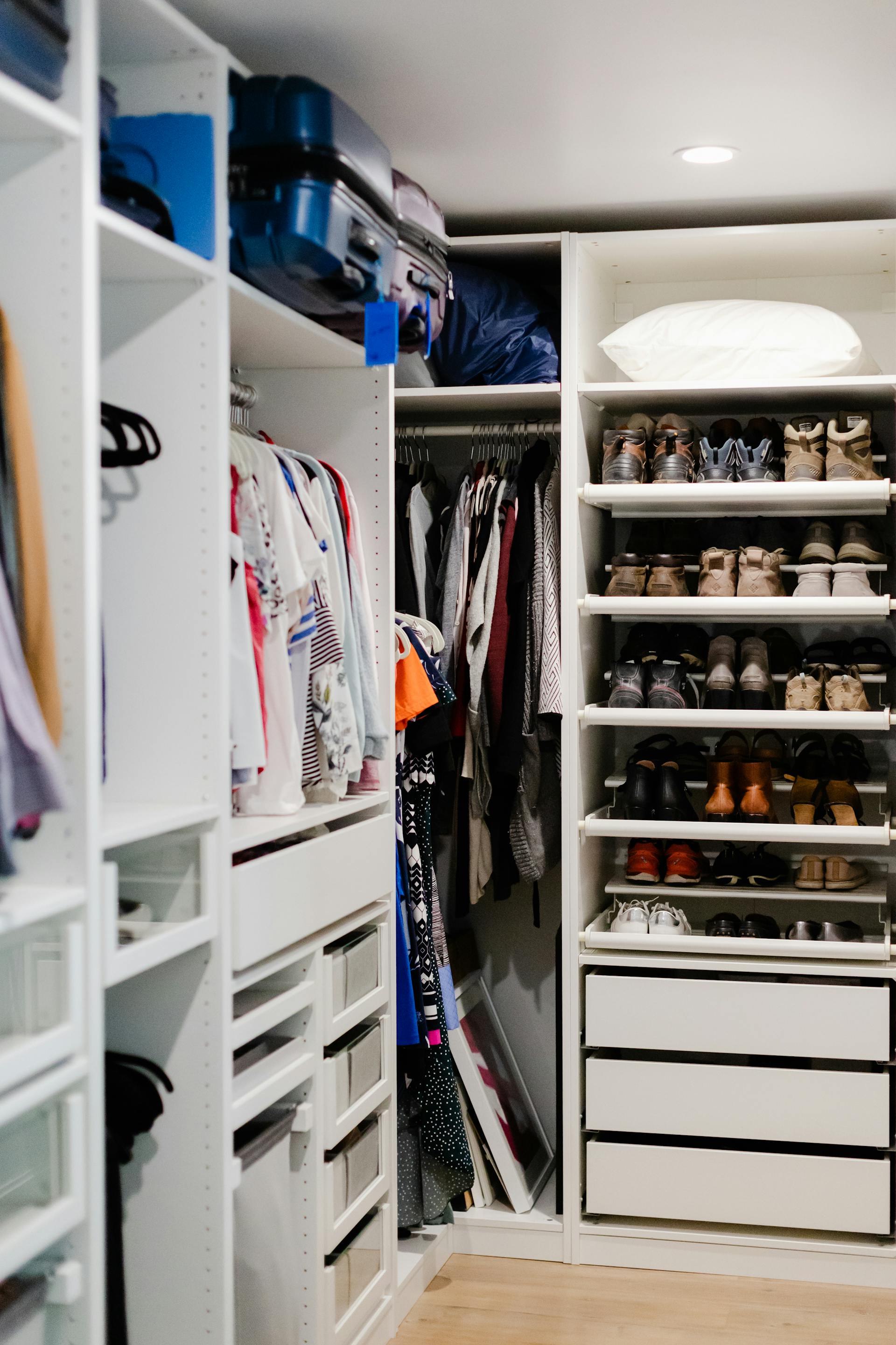 Un armario con ropa y zapatos | Fuente: Pexels