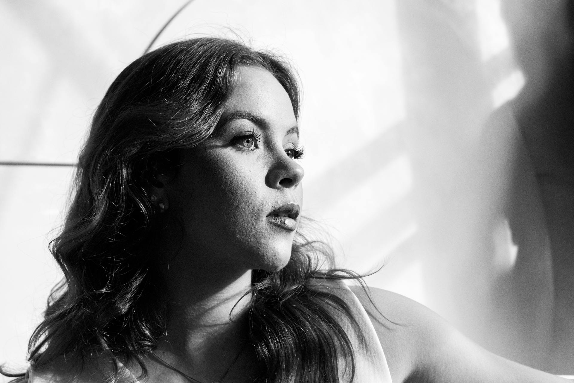 Una mujer mirando fijamente a alguien | Fuente: Pexels