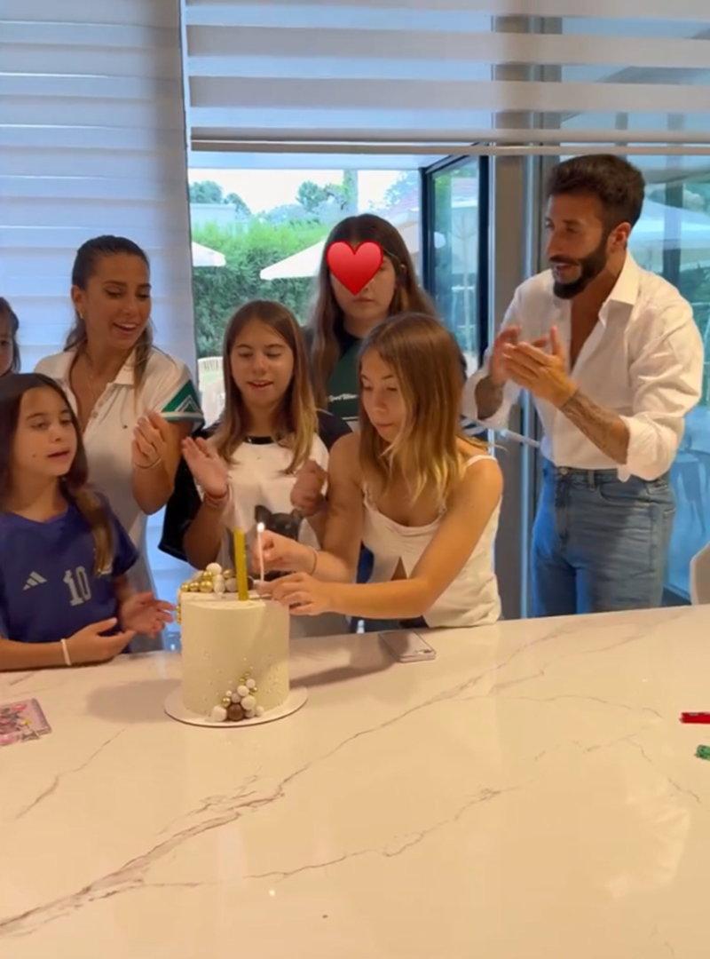 Cinthia Fernández con su novio Roberto Castillo, sus hijas y otras invitadas, en la celebración de su cumpleaños | Fuente: Instagram/cinthia_fernandez_