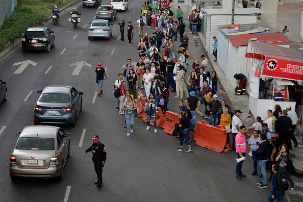 Usuarios del transporte público buscan vías alternativas para llegar a sus destinos tras la explosión de una pipa de gas en el Puente de la Concordia, en la alcaldía Iztapalapa de la Ciudad de México, el 10 de septiembre de 2025, que dejó 70 heridos y tres muertos. Bomberos, Protección Civil, el Ejército, la policía y la Guardia Nacional acudieron al lugar para atender el incidente | Fuente: Getty Images