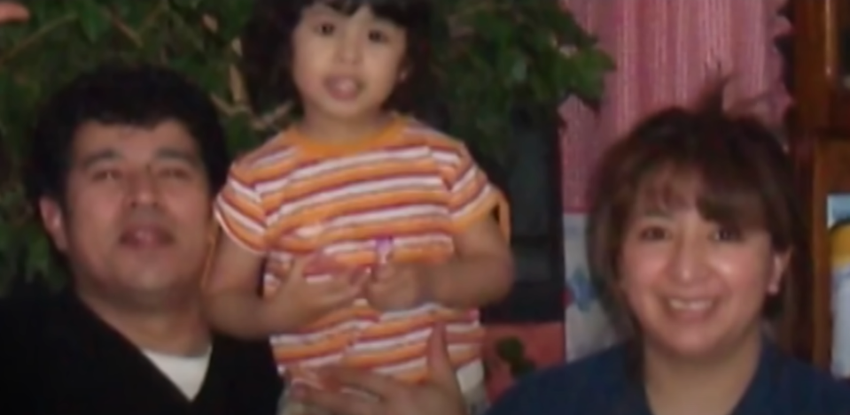 Sofía Jazmín Herrera, junto a sus padres, Fabián y María Elena. | Fuente: Youtube/Historias Innecesarias.