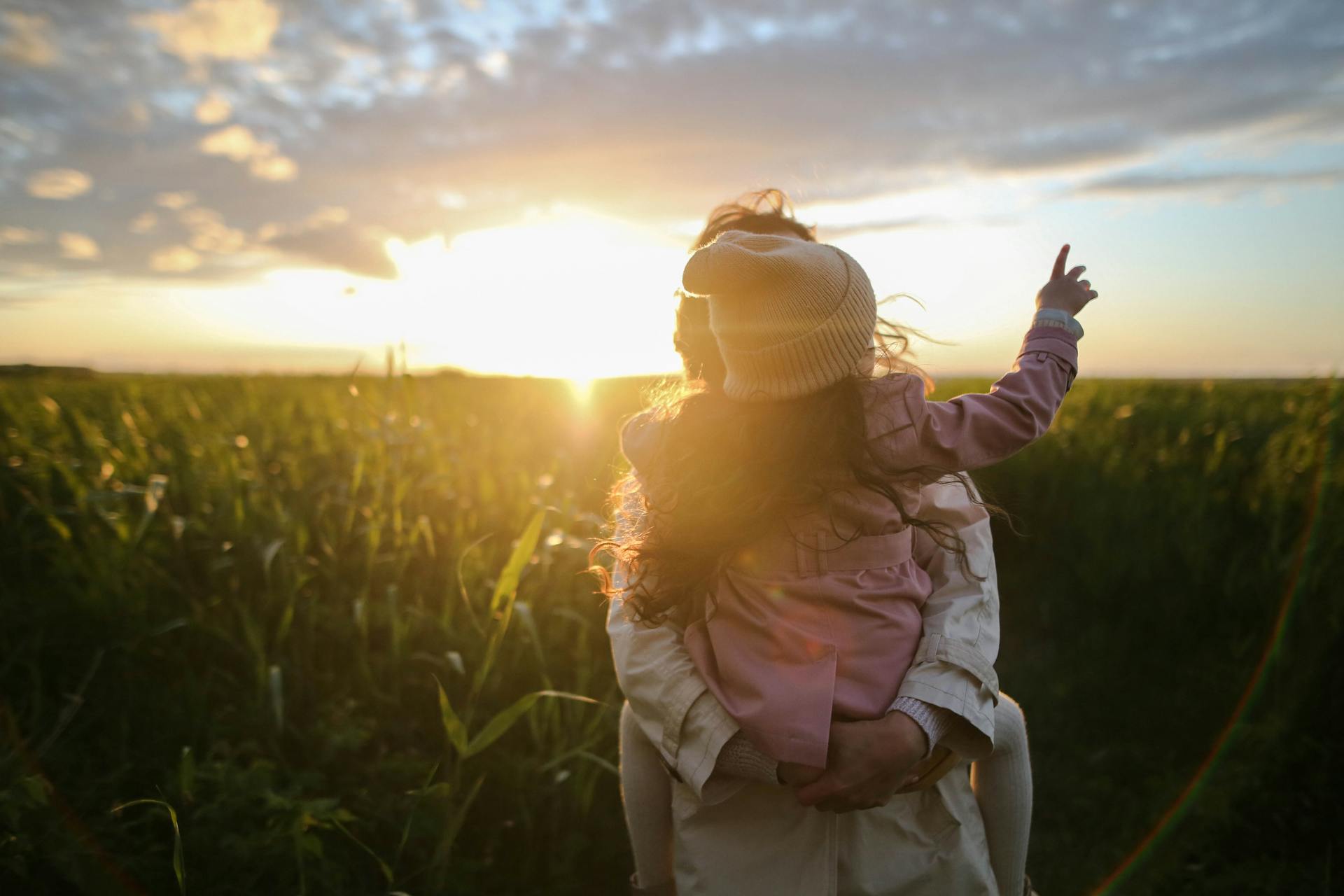 Madre e hija en un campo cubierto de hierba | Fuente: Pexels