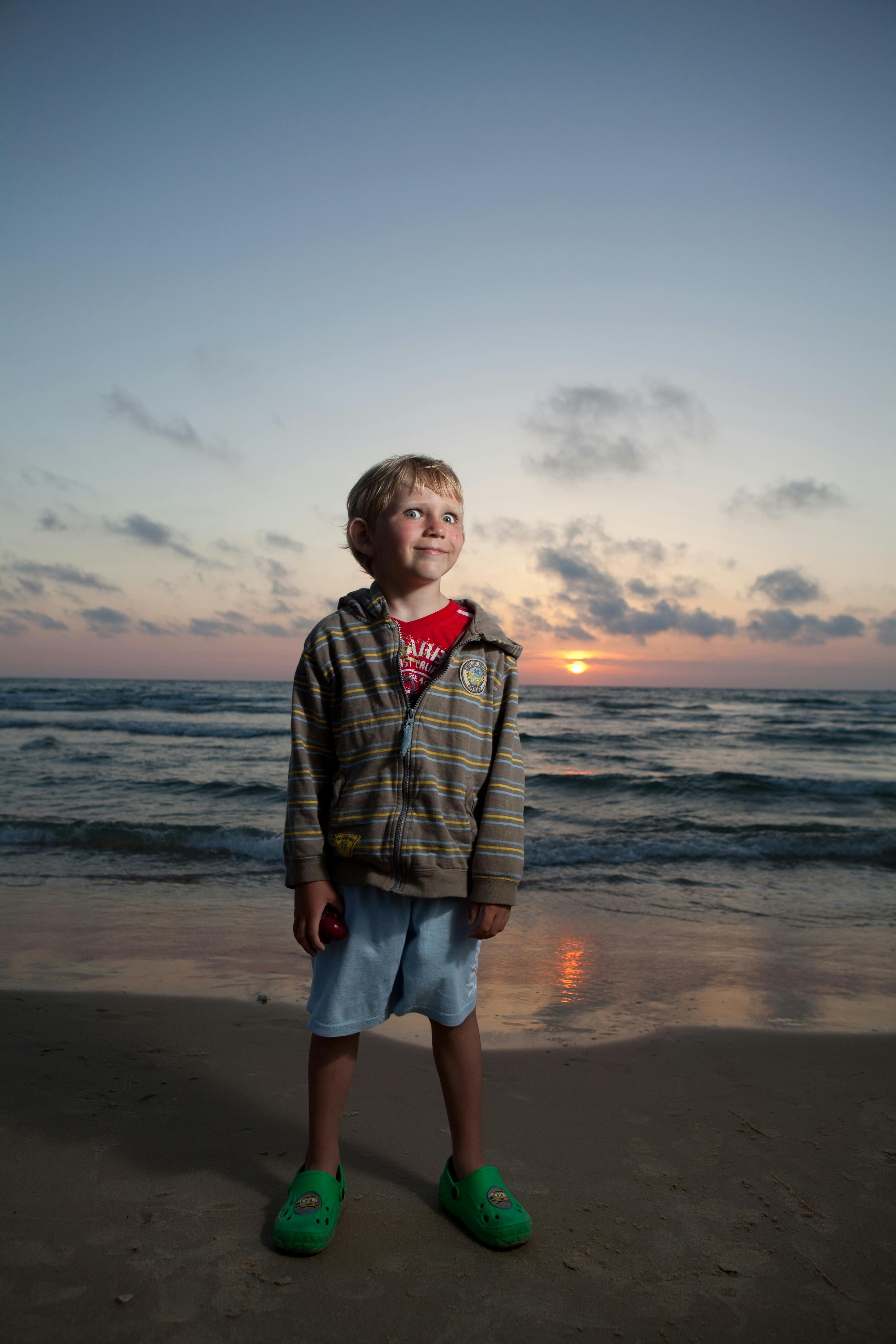 Un niño sorprendido en la playa | Fuente: Pexels