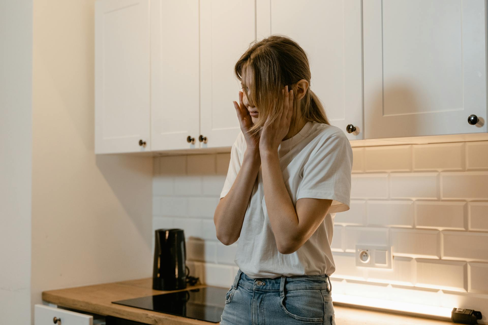 Una mujer de aspecto ansioso en una cocina | Fuente: Pexels