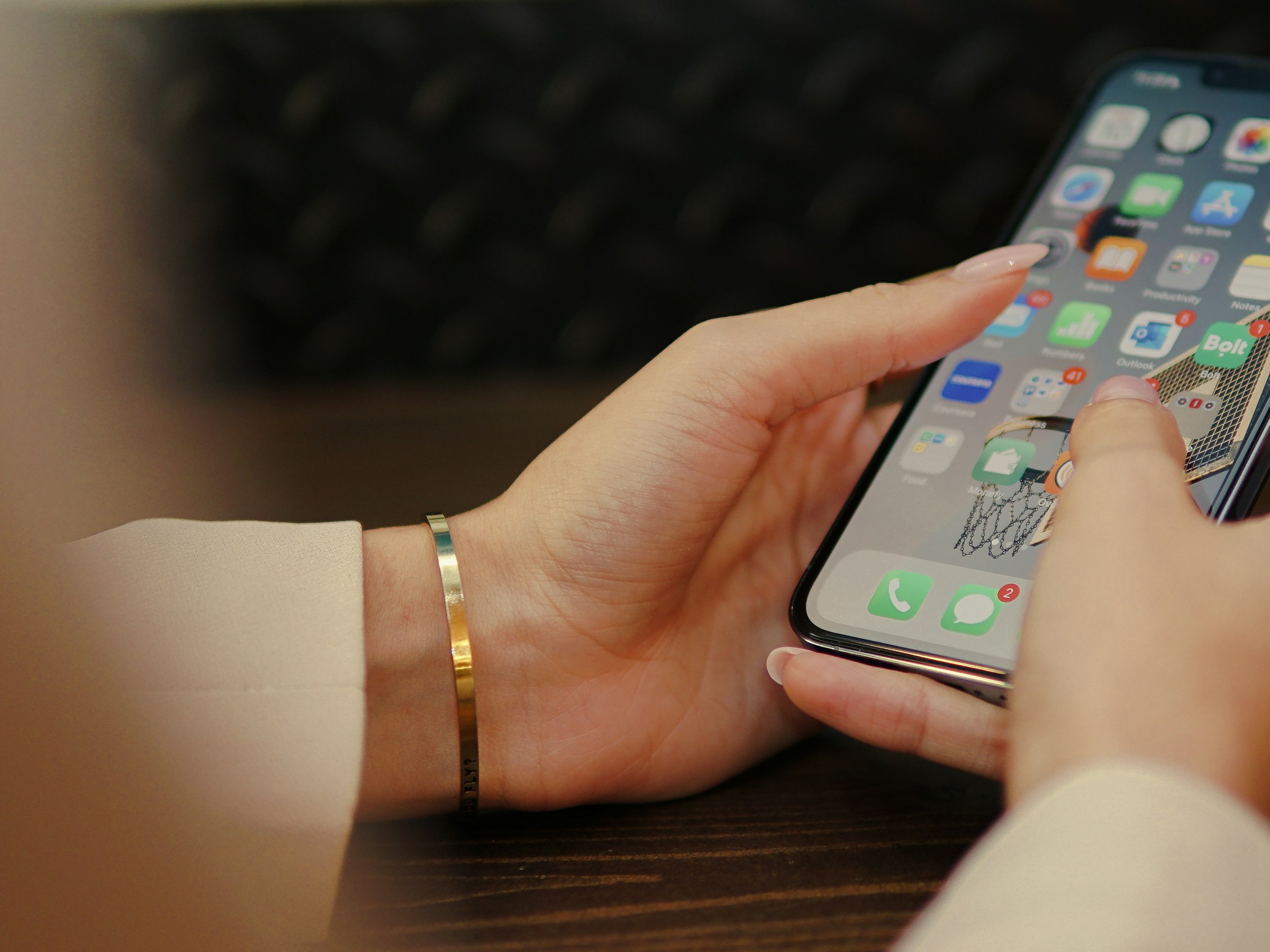 Una mujer con un smartphone en las manos | Fuente: Pexels