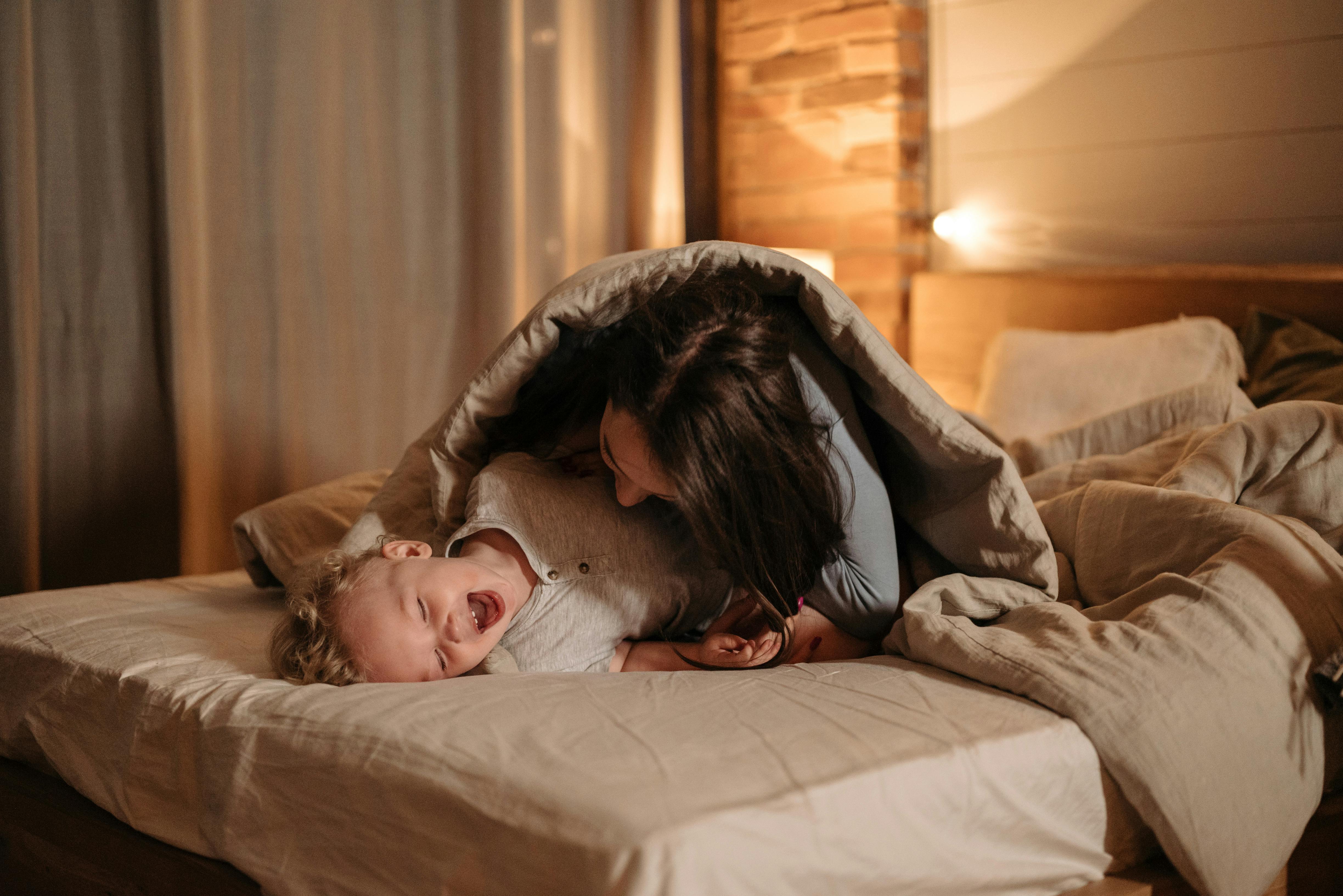 Mujer creando lazos afectivos con su hijo | Fuente: Pexels
