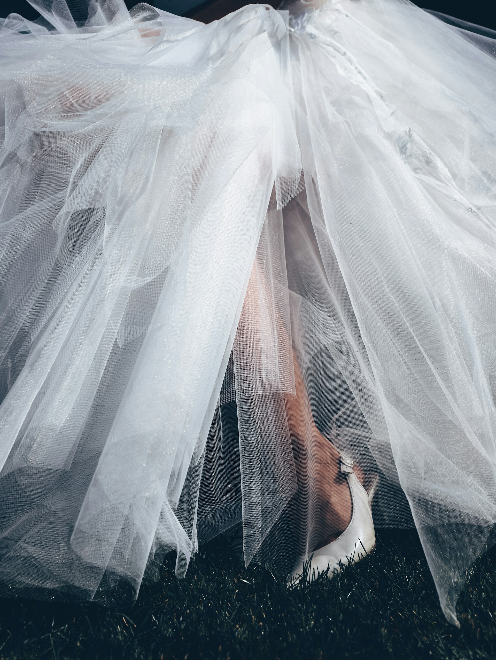 Una mujer vestida de novia dando un paso | Fuente: Unsplash