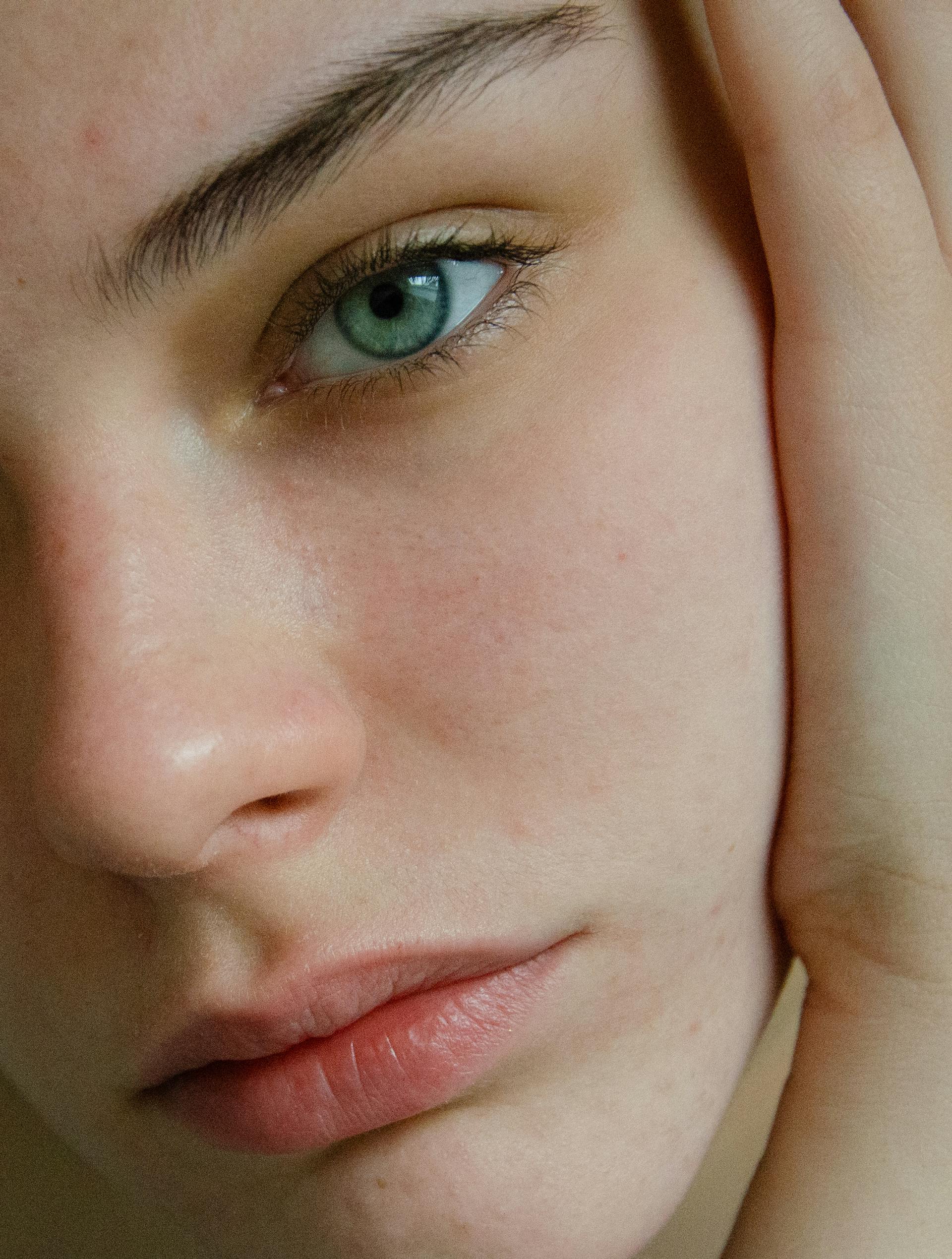 Una joven mirando fijamente a alguien | Fuente: Pexels