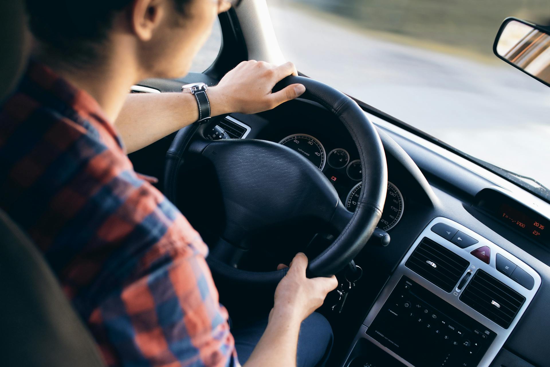 Hombre conduciendo un Automóvil | Fuente: Pexels