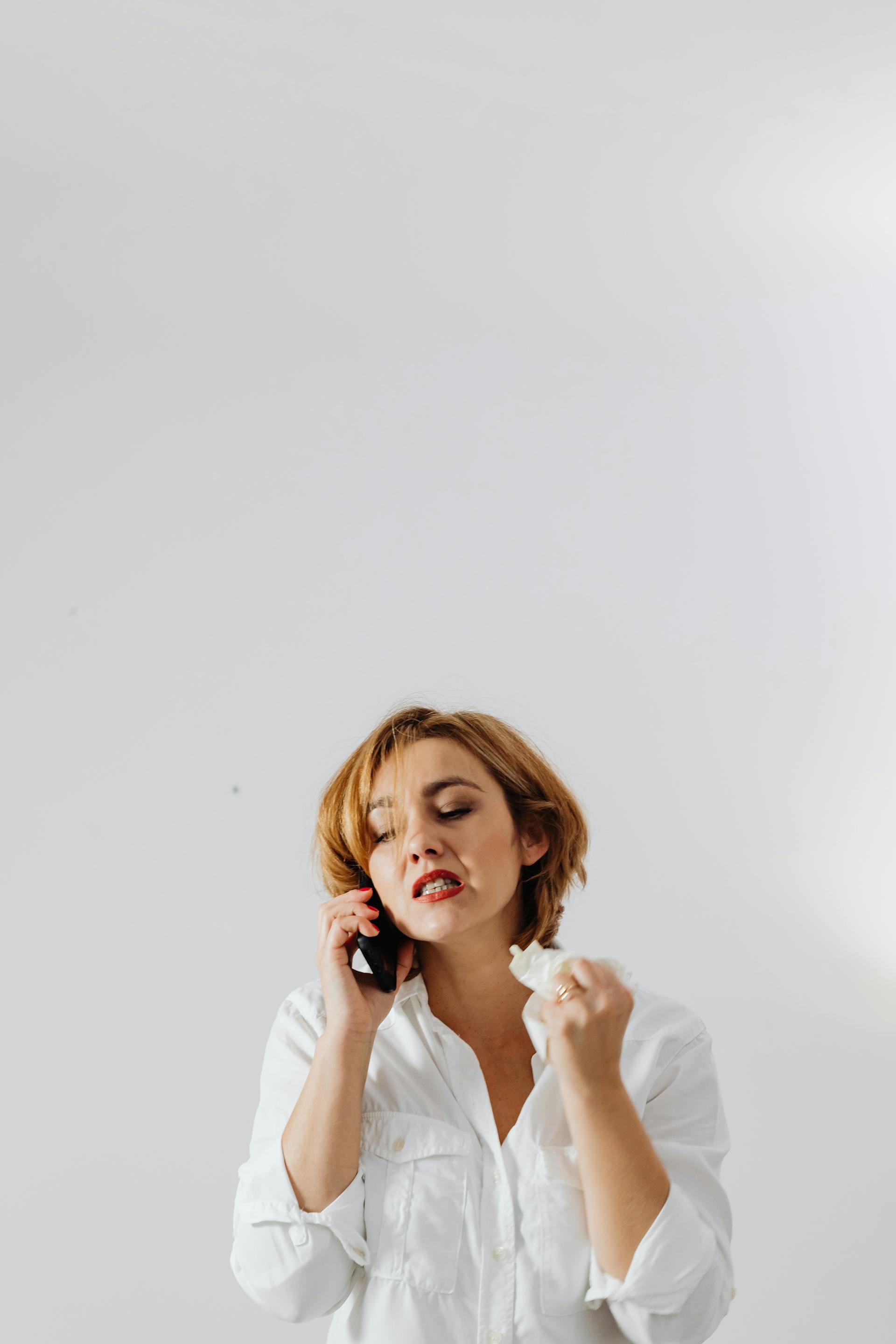 Una mujer enfadada hablando por teléfono | Fuente: Pexels