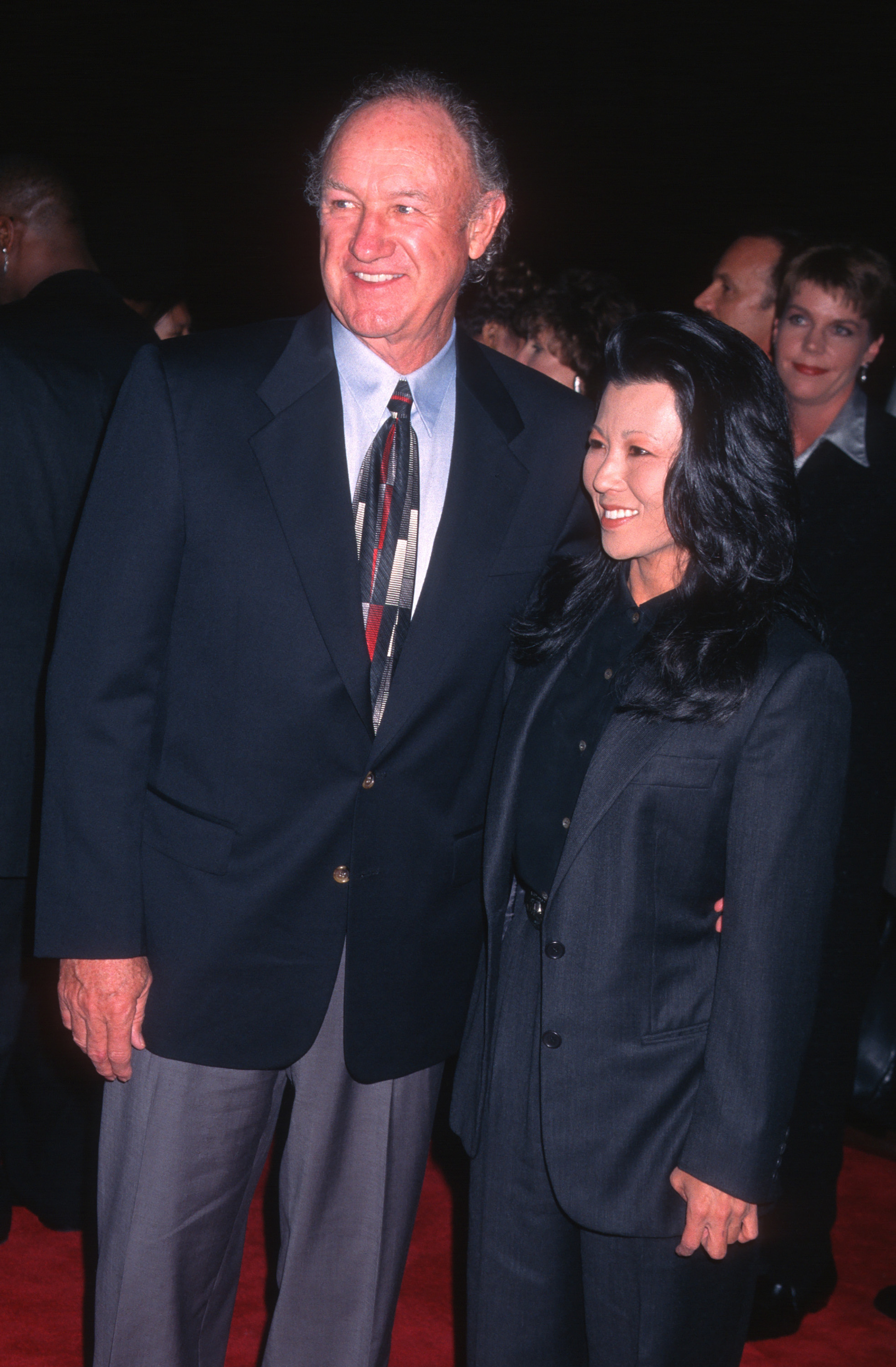 Gene Hackman y Betsy Arakawa asisten al estreno de "The Chamber" en el Teatro Academy, Beverly Hills, California, el 2 de octubre de 1996 | Fuente: Getty Images