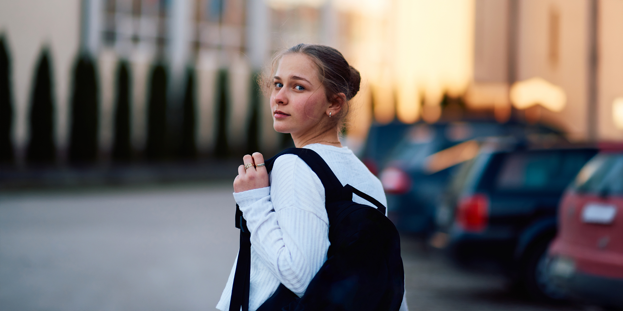 Una adolescente mirando por encima del hombro | Fuente: Shutterstock