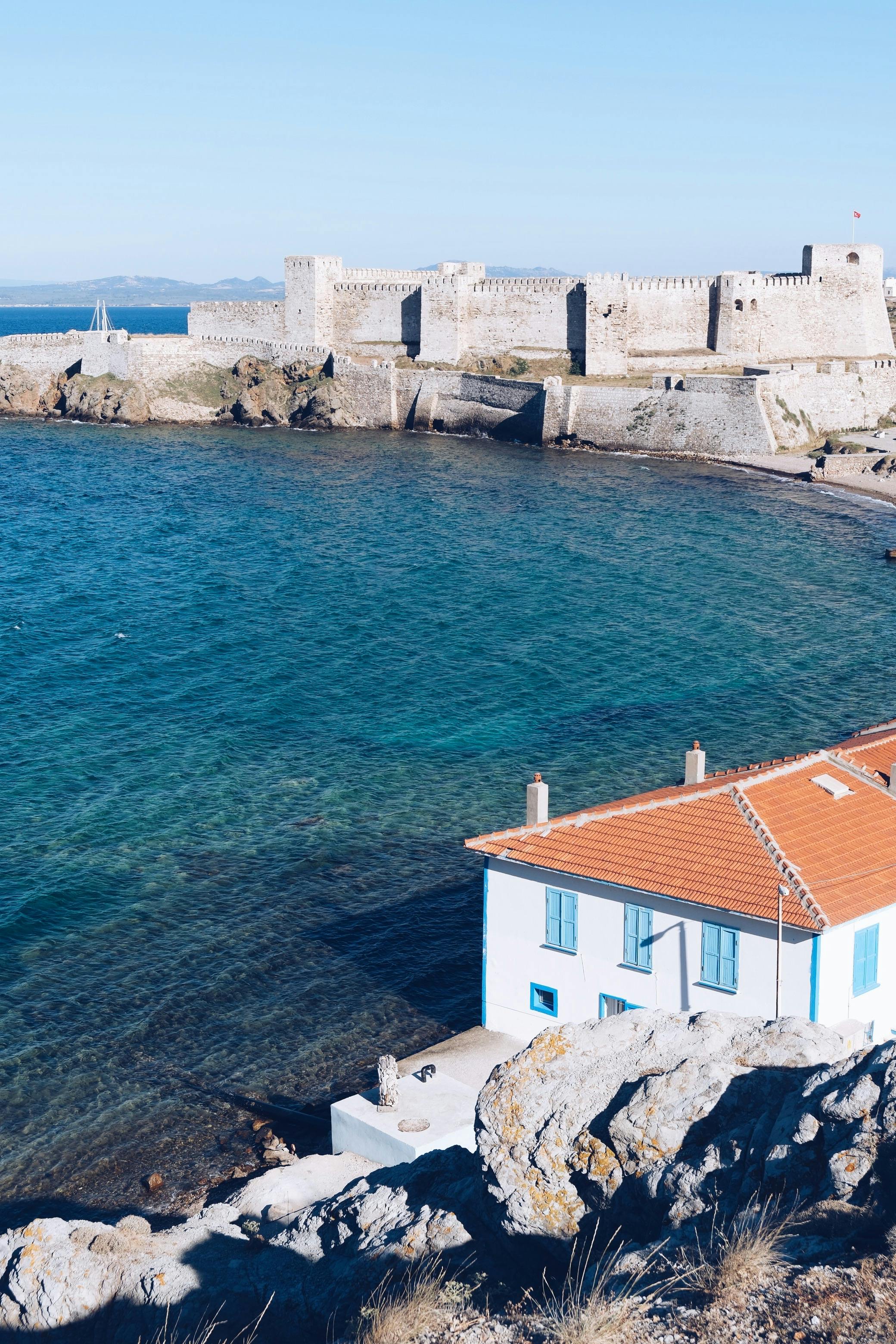 Un edificio en la costa | Fuente: Pexels