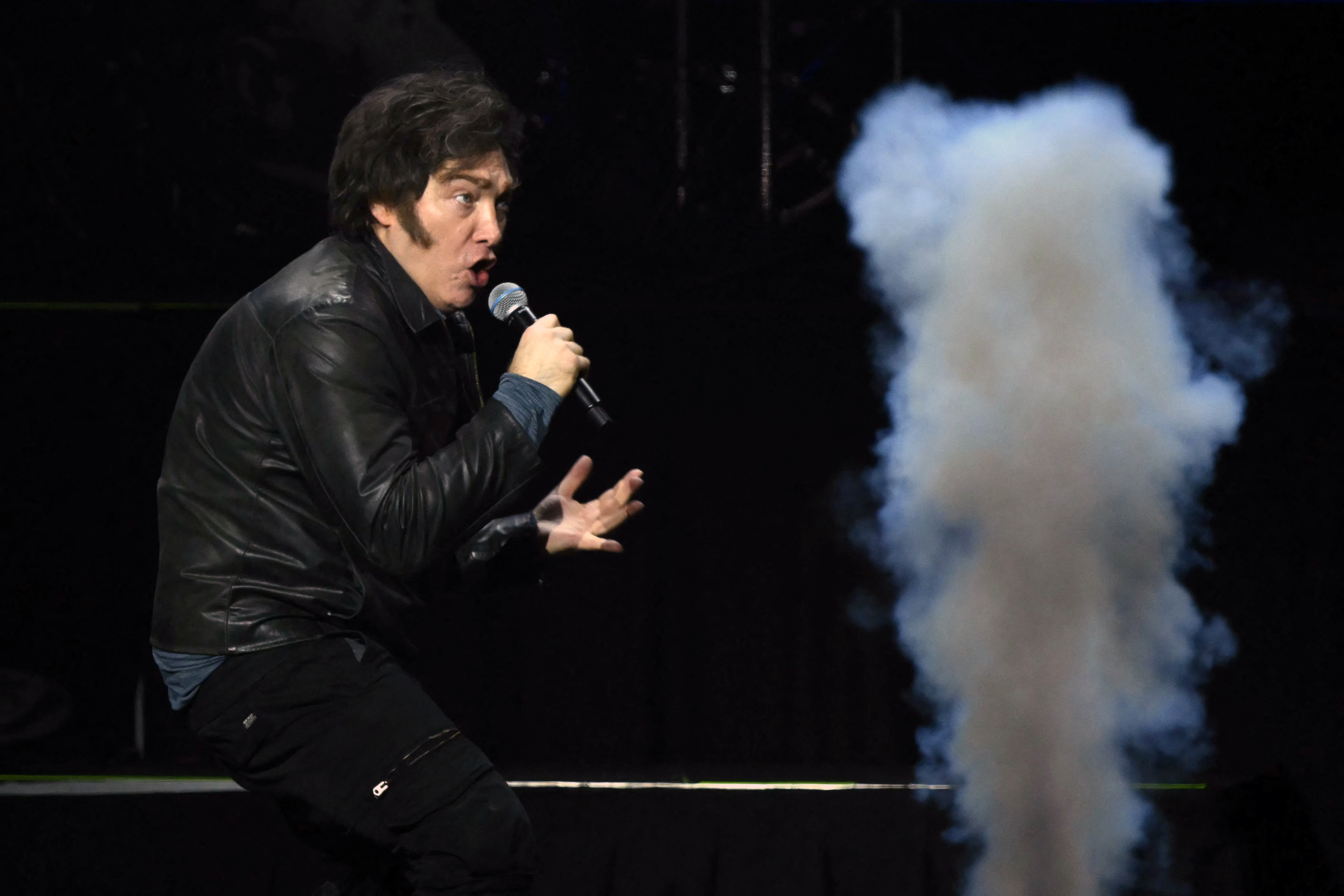 El presidente de Argentina, Javier Milei, canta durante la presentación de su nuevo libro, "La construcción del milagro", en el Movistar Arena de Buenos Aires, el 6 de octubre de 2025. | Fuente: Getty Images
