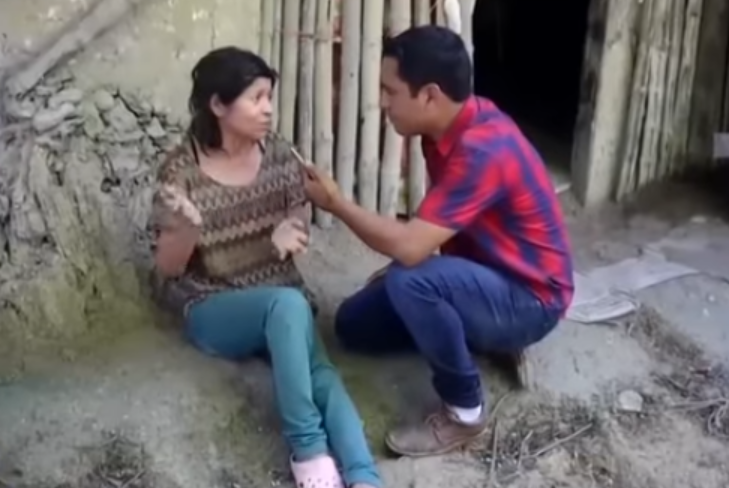 Primer encuentro entre Jaime Toral y Doña Lety. | Fuente: Youtube/ EXCELSIOR.