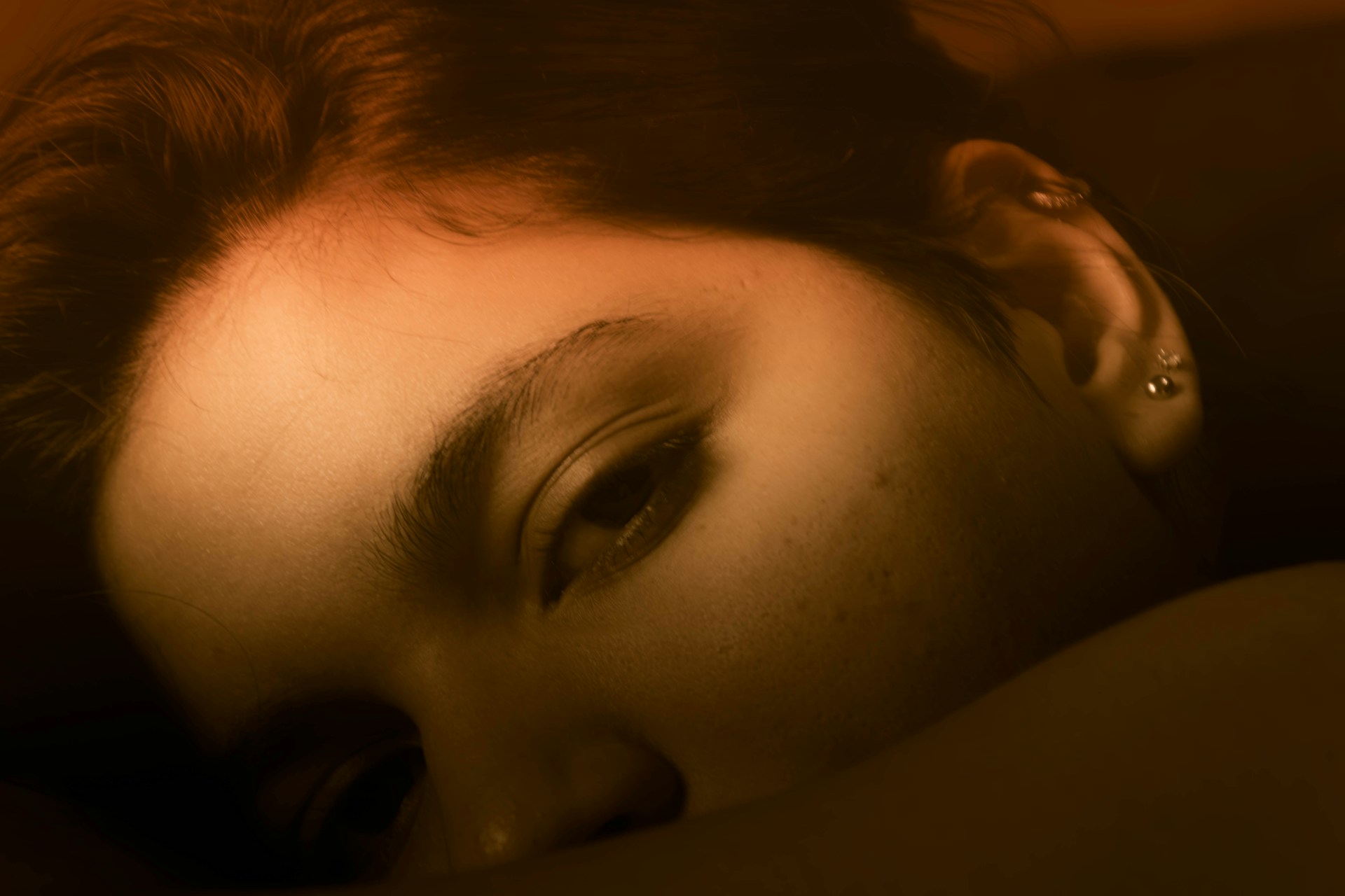 Close-up de uma mulher pensativa | Fonte: Unsplash