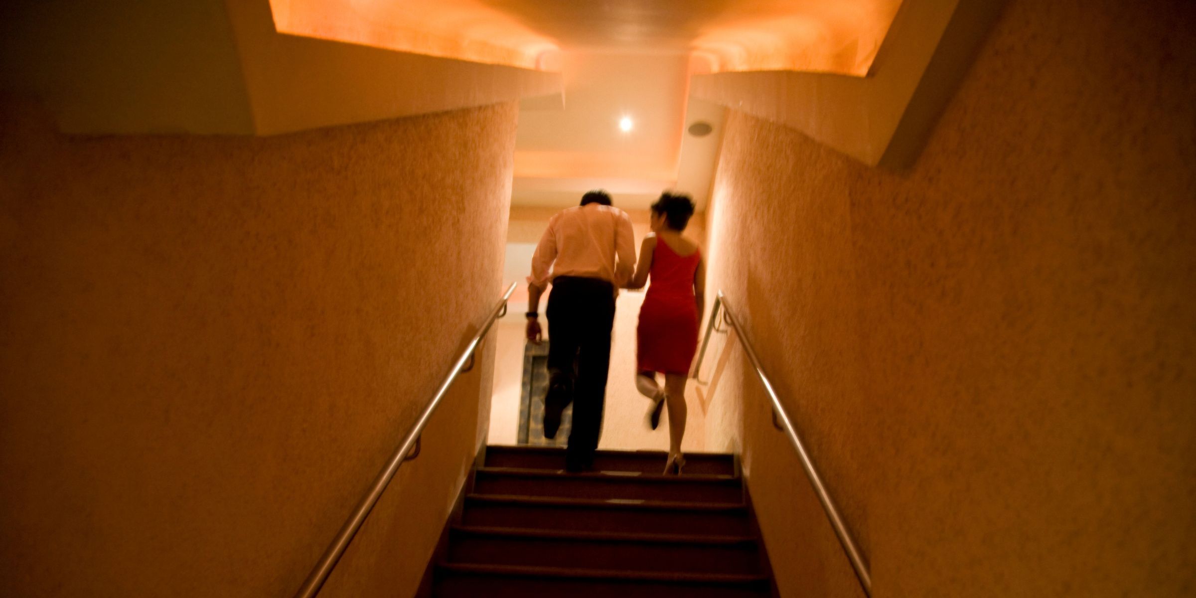 Una pareja subiendo las escaleras | Fuente: Getty Images