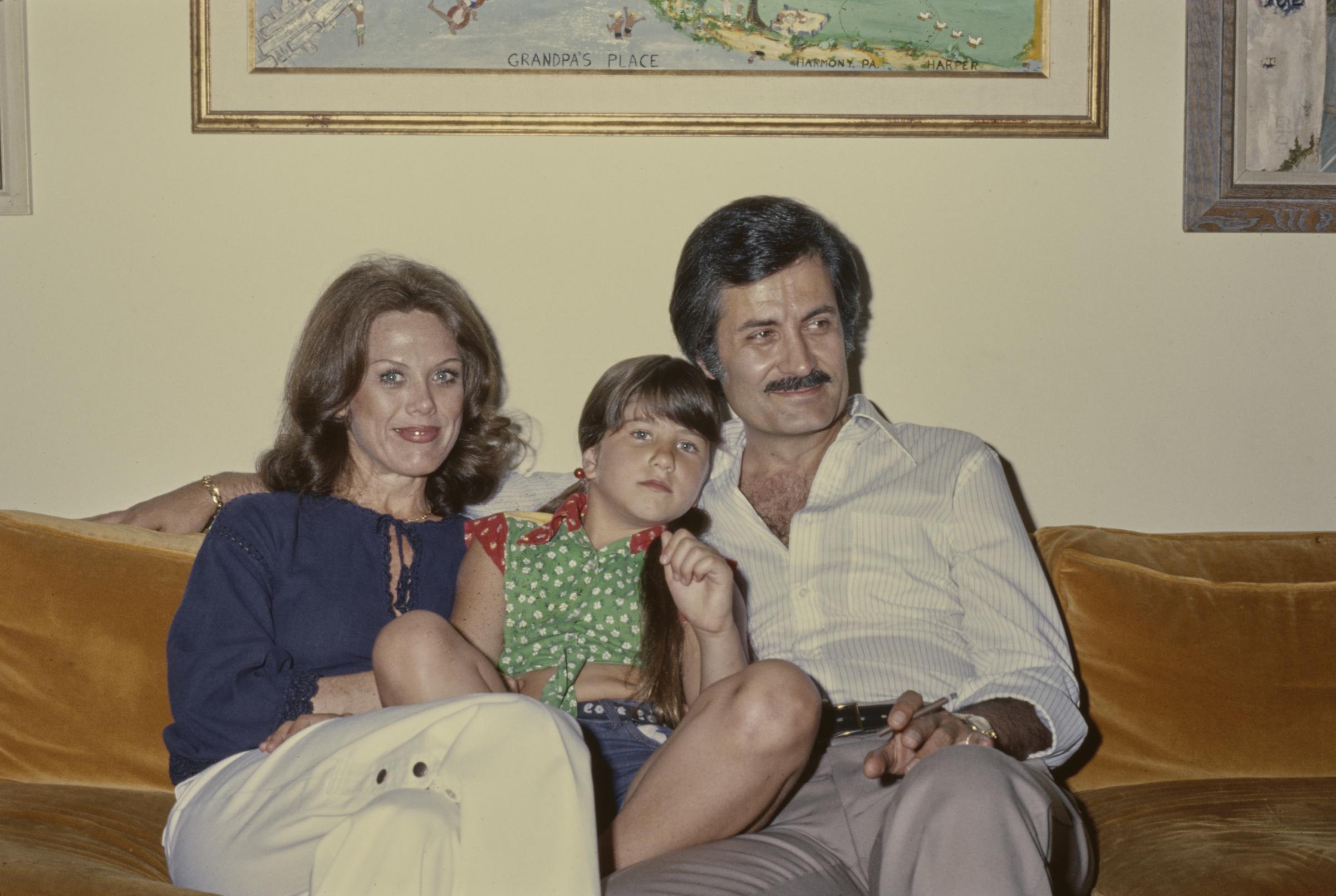 La niña y sus padres fotografiados en su casa familiar en 1975 | Fuente: Getty Images