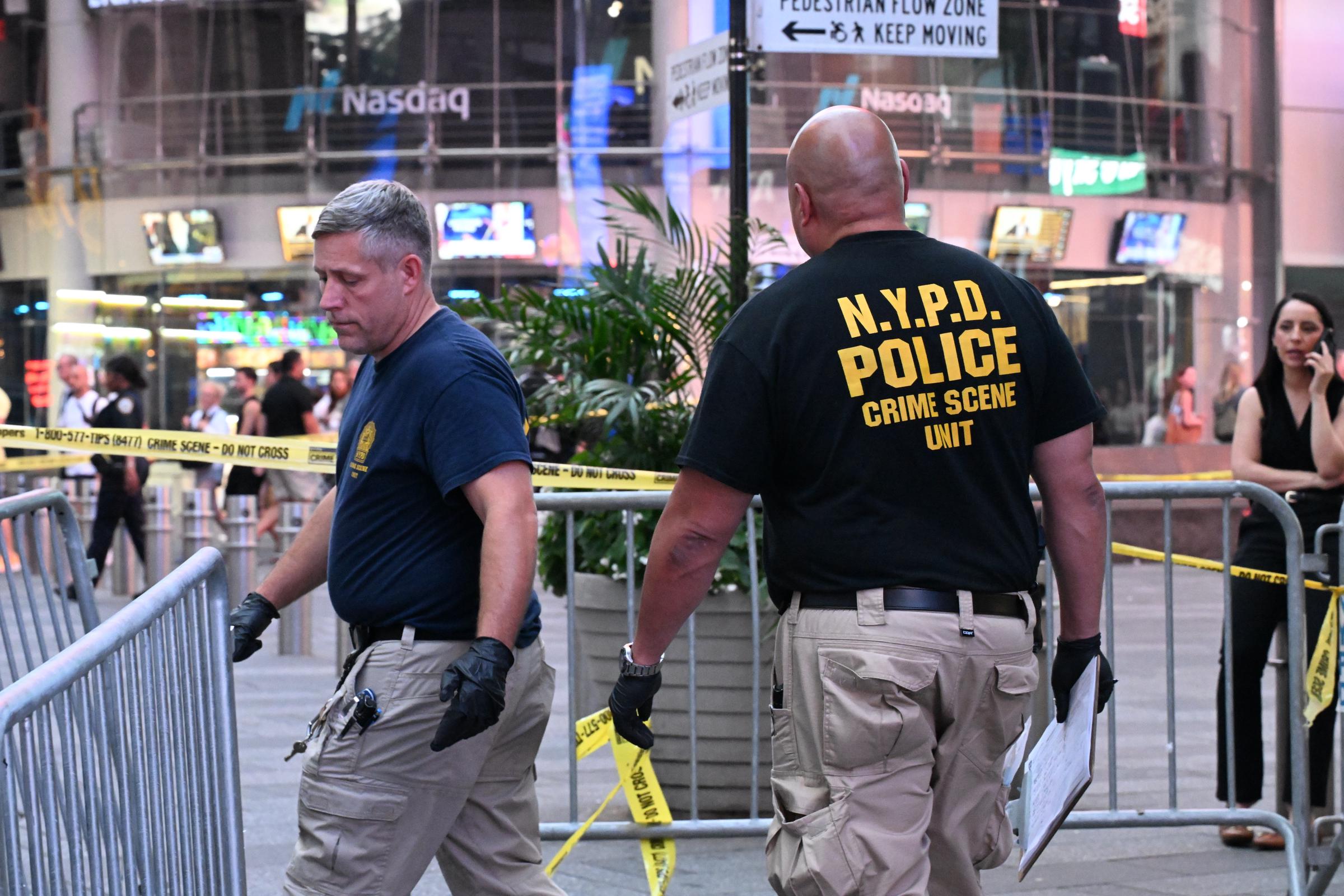 Los investigadores de la policía de Nueva York (NYPD) trabajaron tras la cinta policial tras los incidentes violentos ocurridos cerca de la Séptima Avenida, en Times Square. La actuación policial suscitó más tarde preguntas por parte de la familia de Cisneros, incluida la pregunta directa de su madre sobre por qué los agentes no la agarraron del brazo. | Fuente: Getty Images