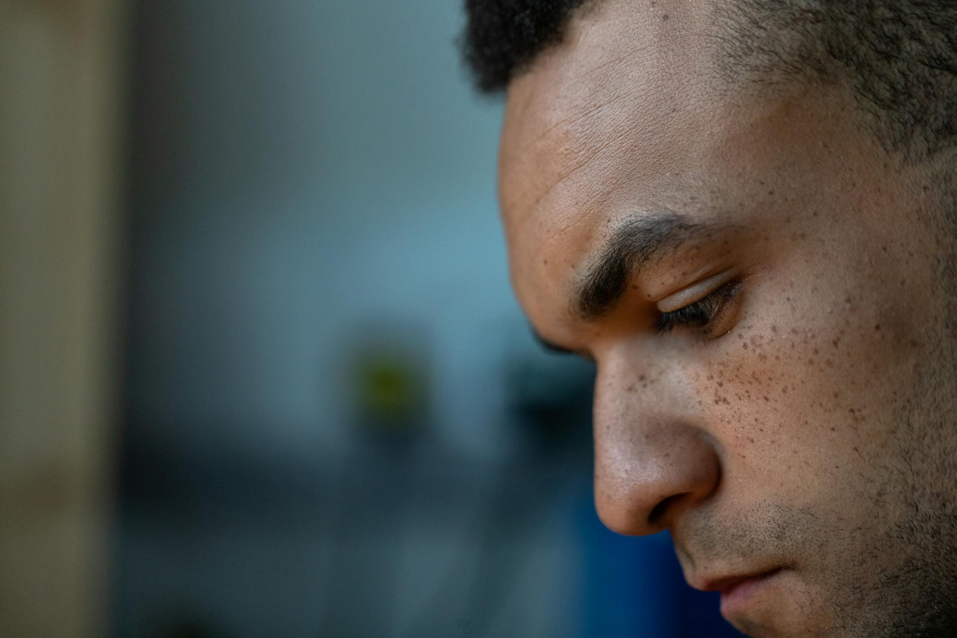 Un hombre mirando hacia abajo | Fuente: Pexels