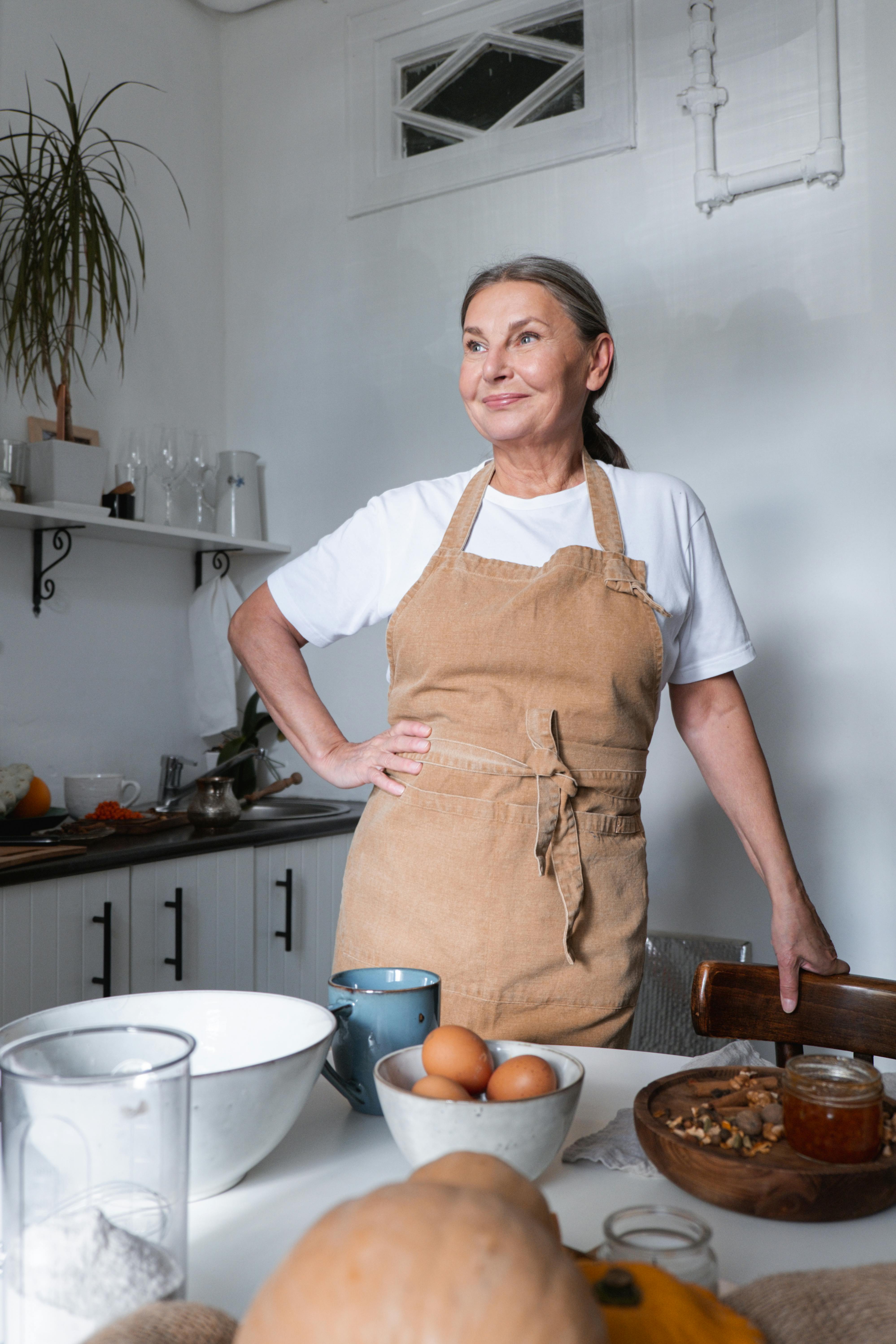 Una mujer en una cocina | Fuente: Pexels