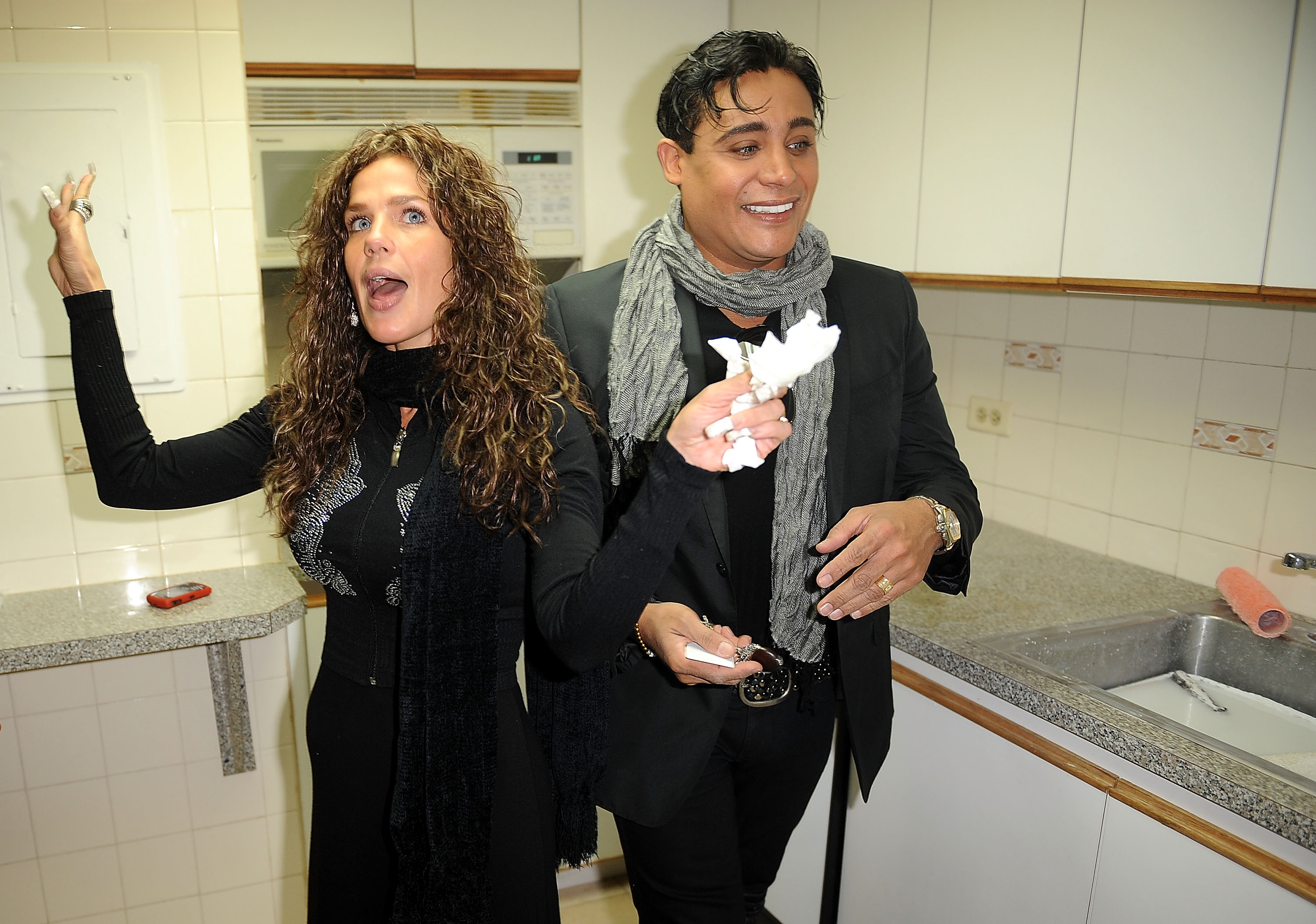 Niurka Marcos y Eduardo Antonio posan en su departamento de Miami el 11 de enero de 2010 en Miami, Florida. | Fuente: Getty Images