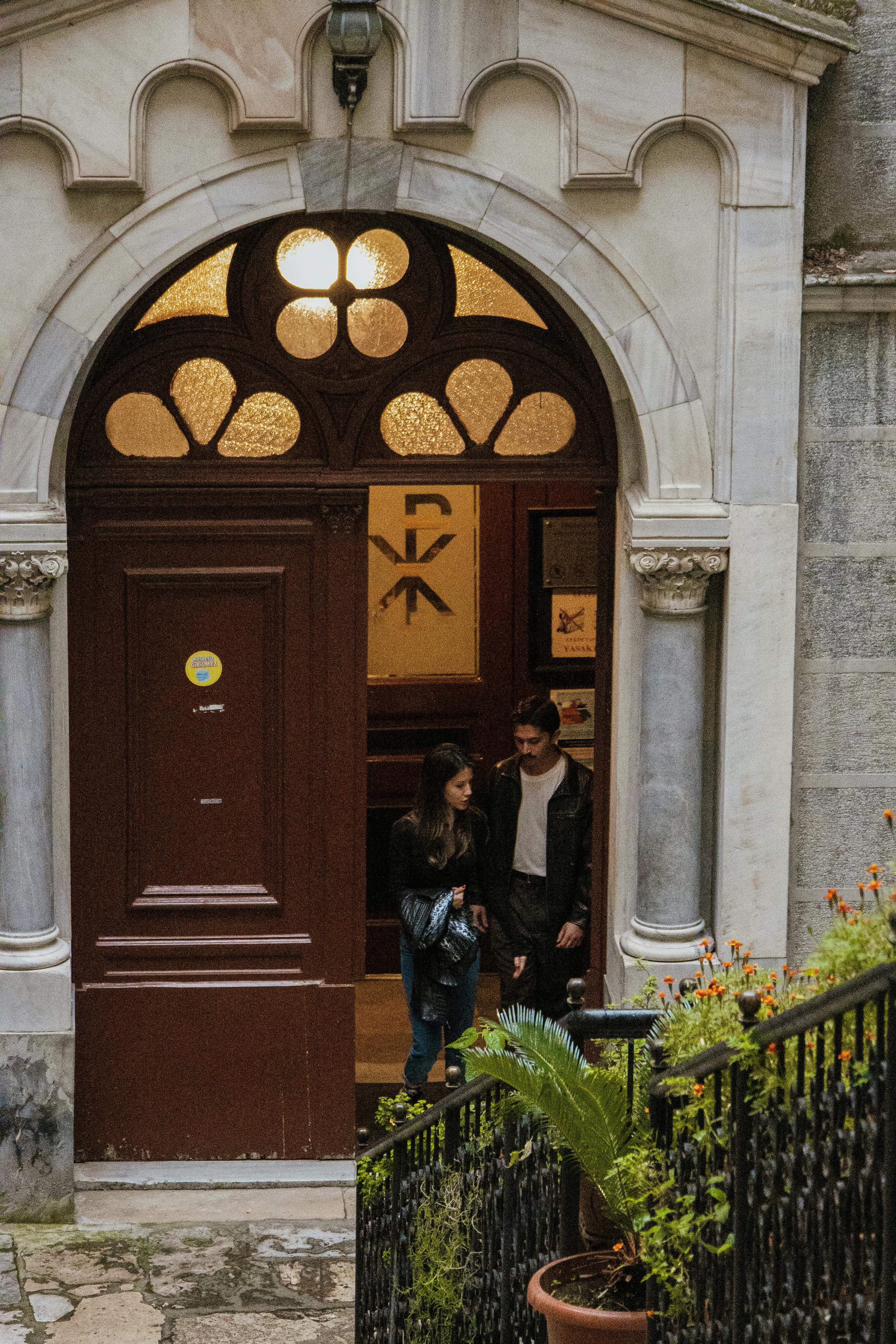 Pareja saliendo de un edificio | Fuente: Pexels