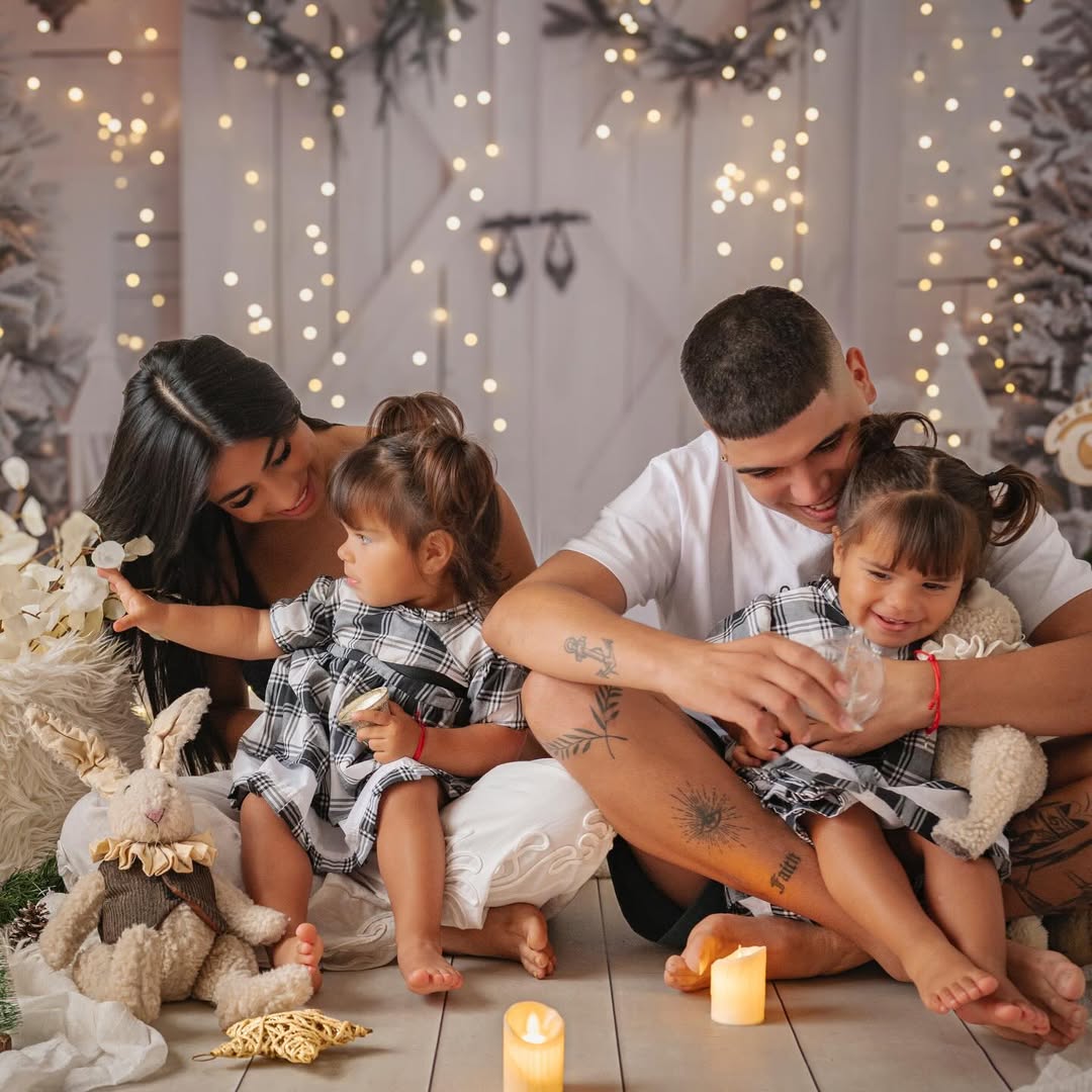 Postal navideña de Daniela Celis y Thiago Medina, junto a sus mellizas Laia y Aimé. | Fuente: Instagram/@gemelas.medinacelis