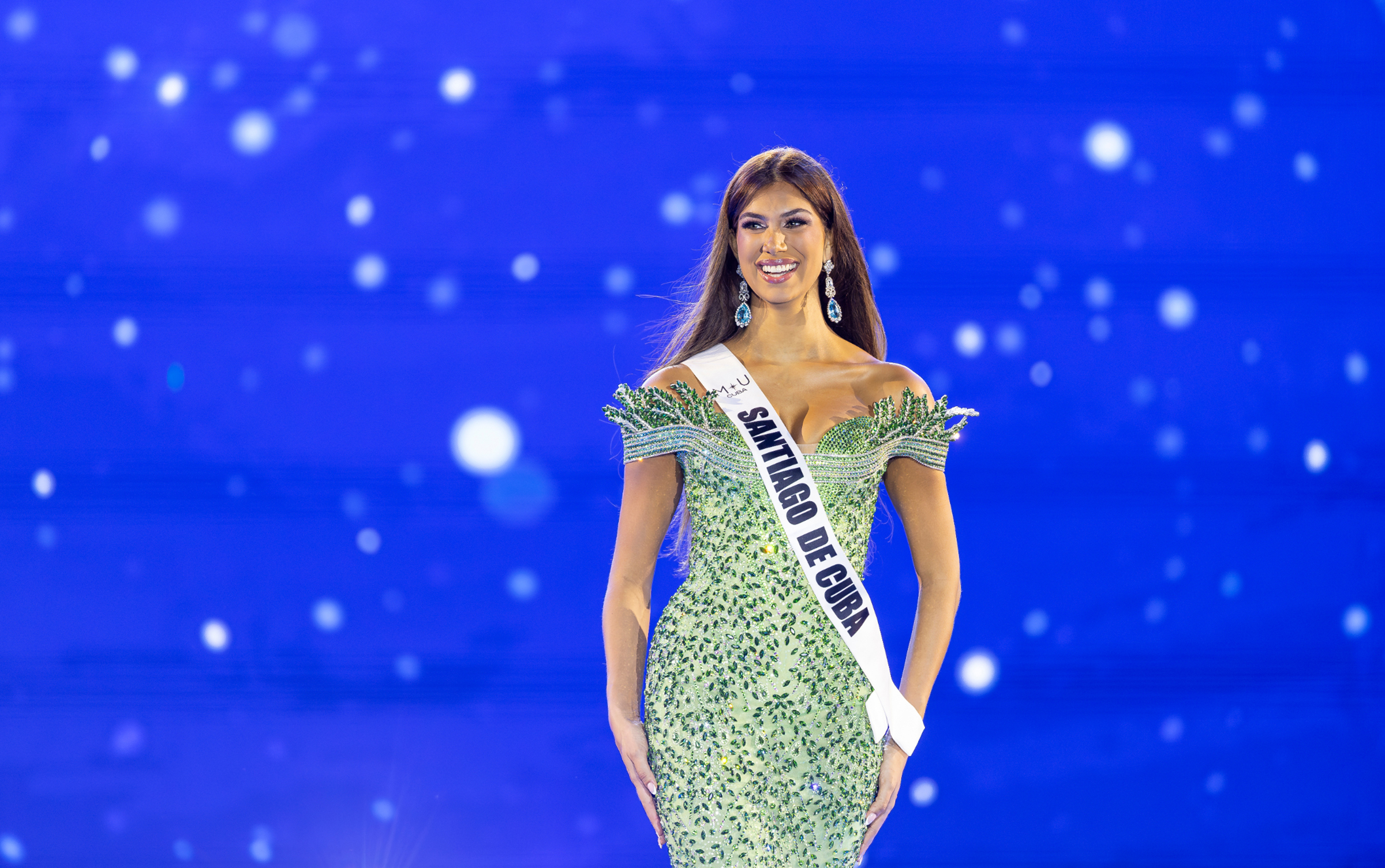 Lina Luaces, representando a Santiago de Cuba, camina por el escenario mientras compite en el certamen de belleza Miss Universo Cuba 2025 en el Parque Milander el martes 8 de julio de 2025, en Hialeah, Florida. | Fuente: Getty Images.