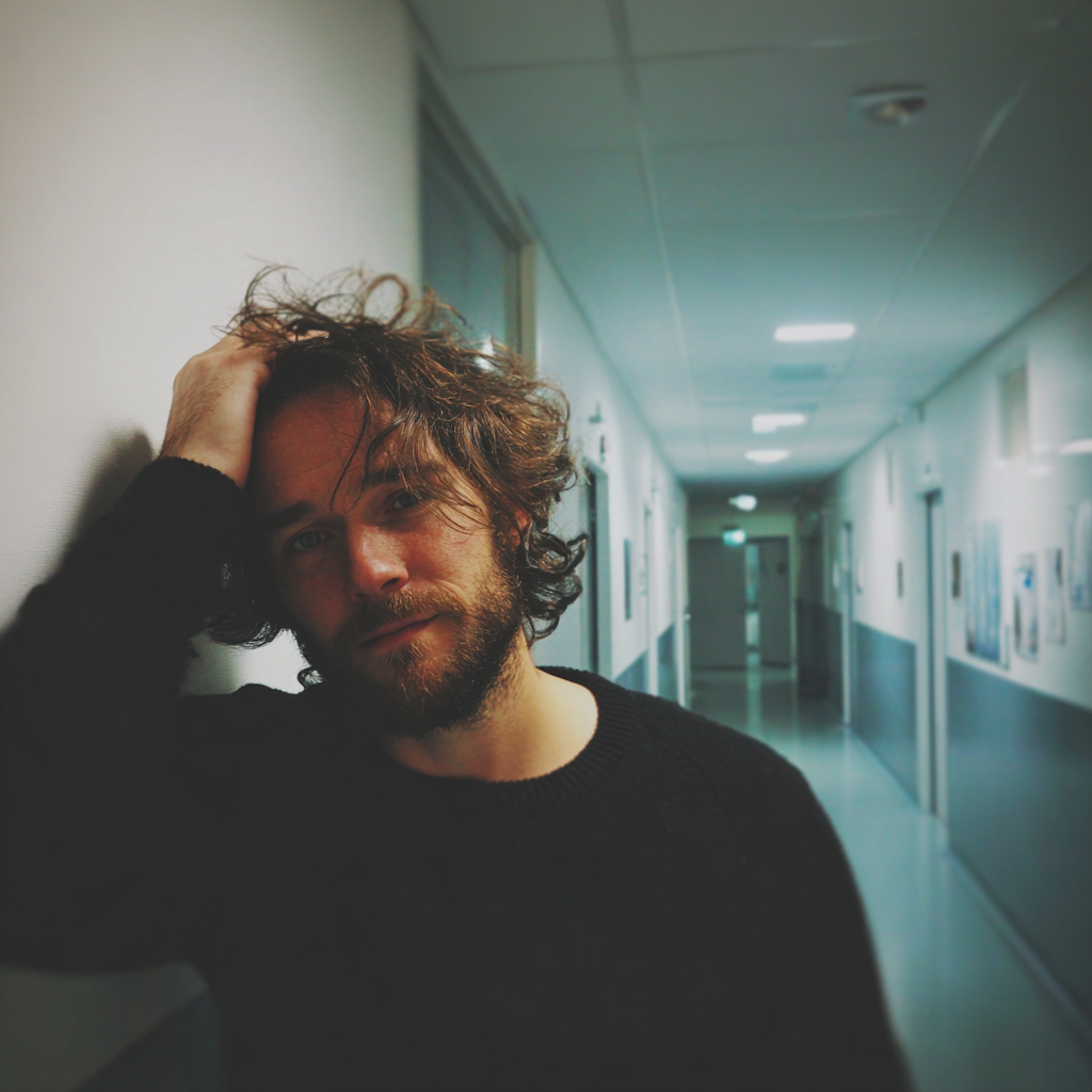 Un hombre aliviado de pie con la mano en la cabeza | Fuente: Midjourney