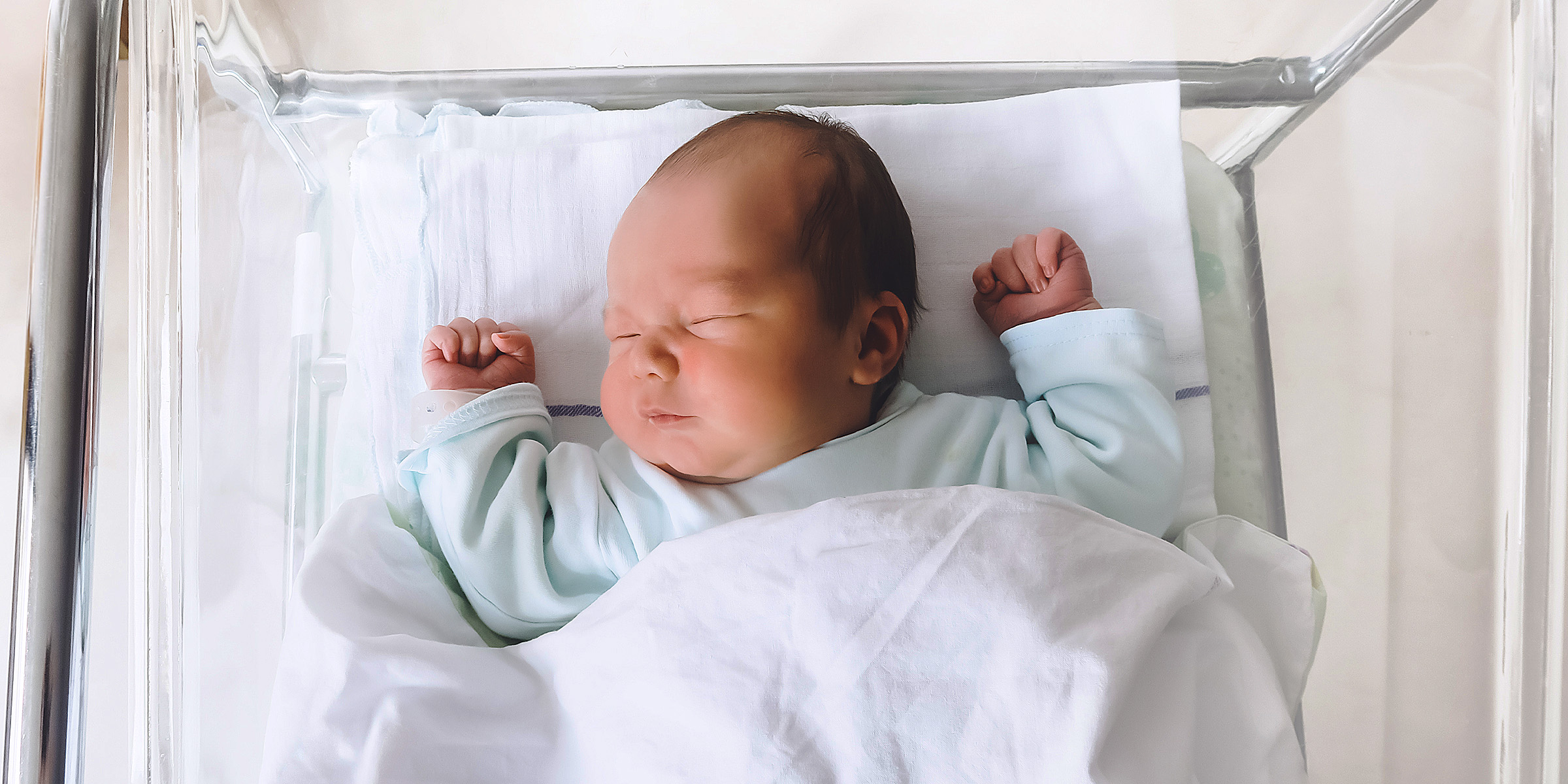 Un bebé recién nacido profundamente dormido | Fuente: Shutterstock