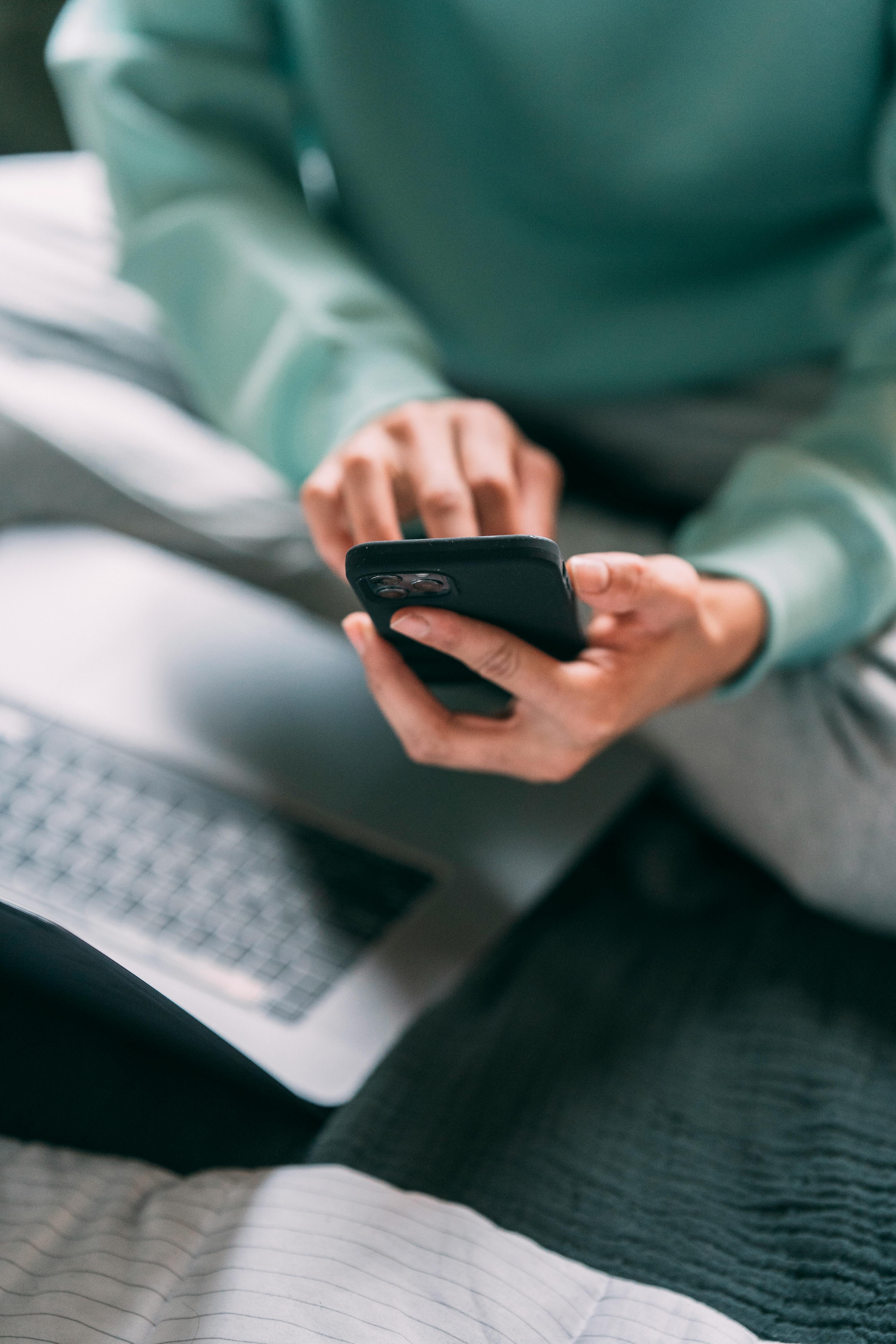 Un hombre utilizando un teléfono móvil | Fuente: Pexels