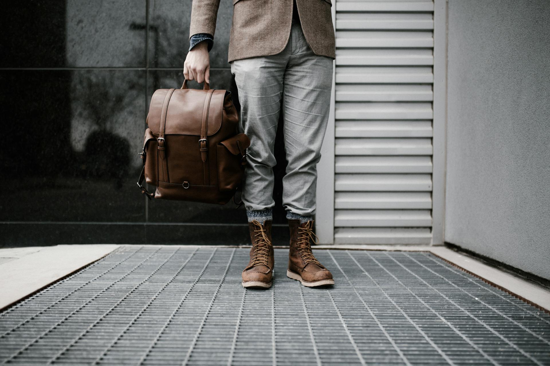 Un hombre con un bolso de cuero marrón | Fuente: Pexels