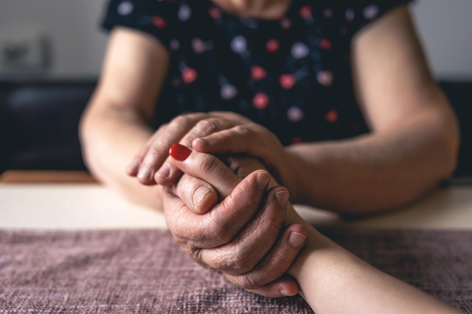 Una mujer mayor cogiendo de la mano a una joven | Fuente: Freepik