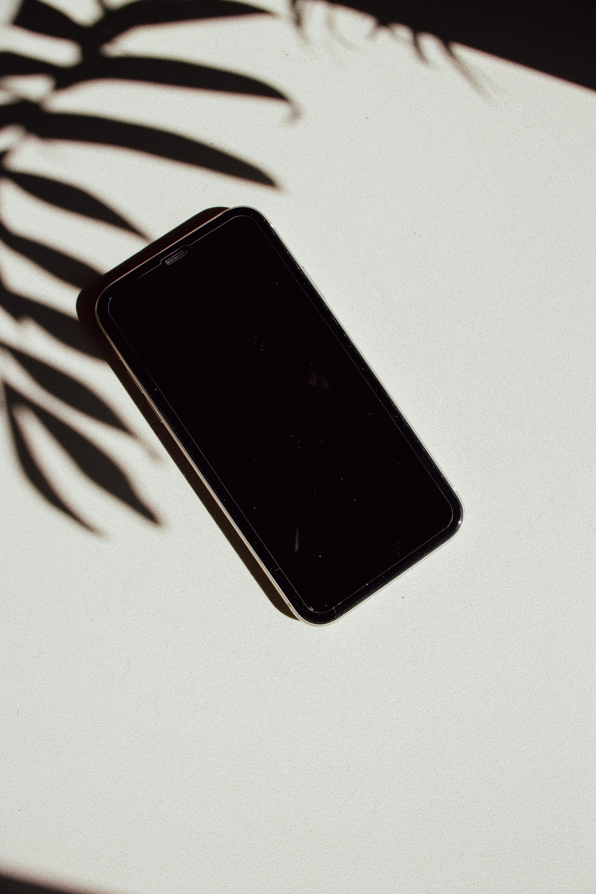 Un móvil sobre una mesa | Fuente: Pexels