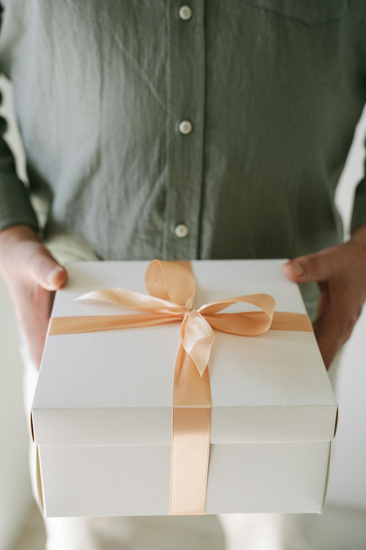 Un hombre sosteniendo una caja de regalo | Fuente: Pexels