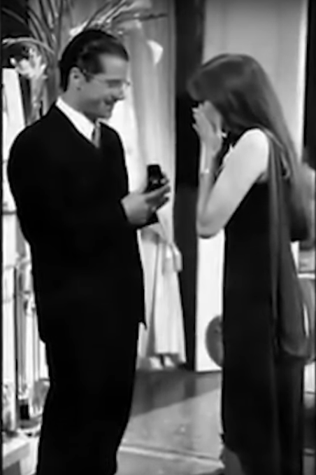 Fernando Carrillo como Ricardo Mendiola y Adela Noriega como María Isabel, durante la propuesta de matrimonio en la telenovela "María Isabel" | Fuente: YouTube/Imagen Entretenimiento