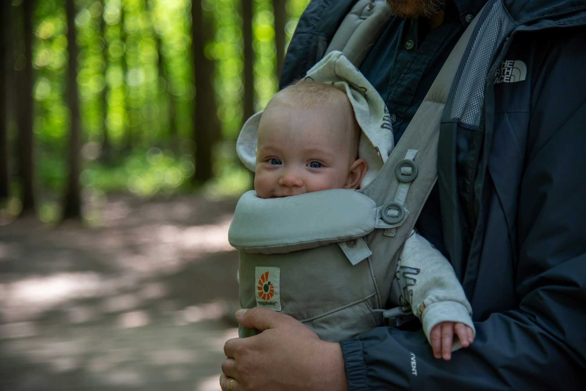 Un padre llevando a su hijo pequeño | Fuente: Unsplash