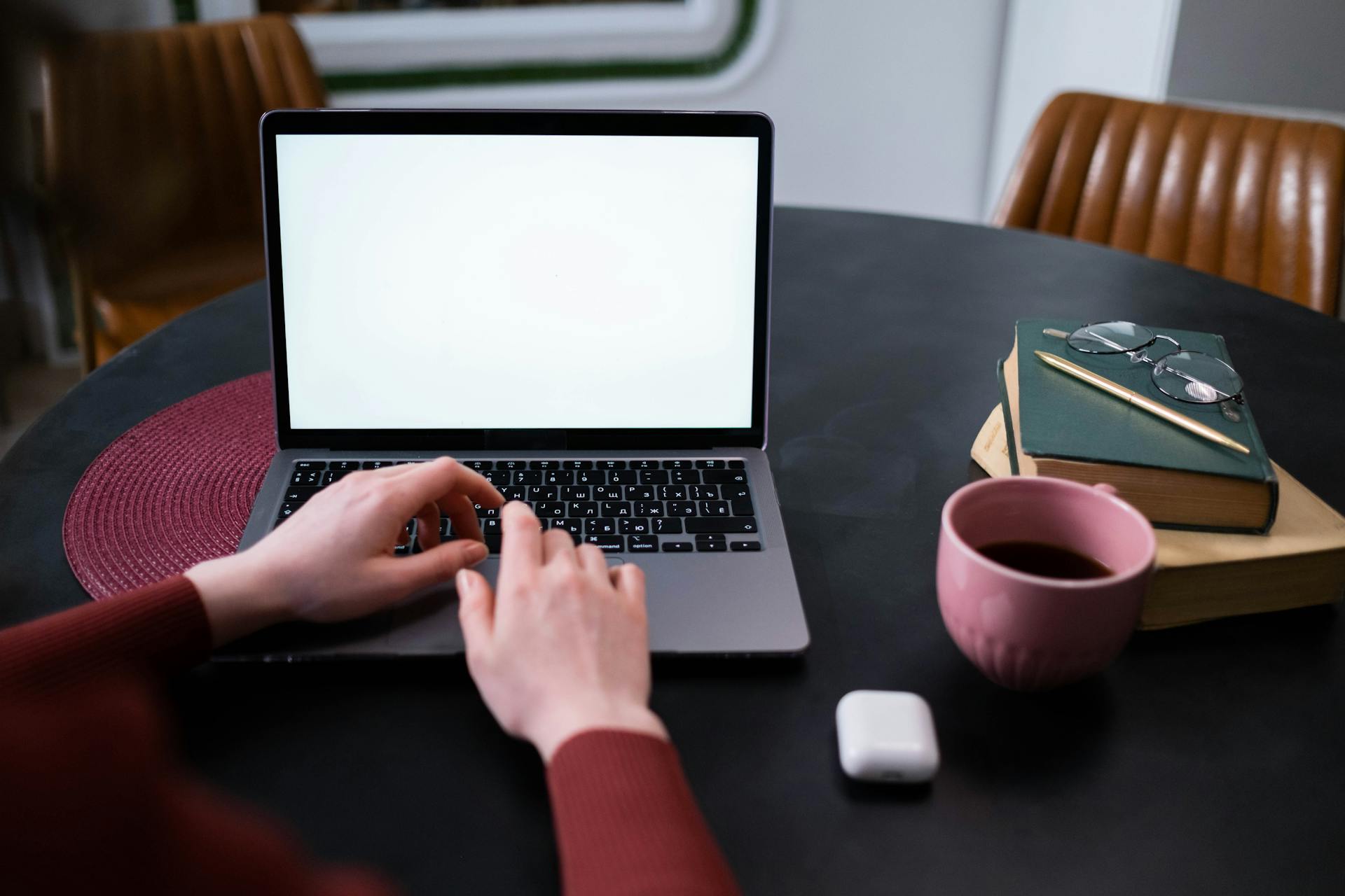 Una mujer trabajando con su portátil | Fuente: Pexels
