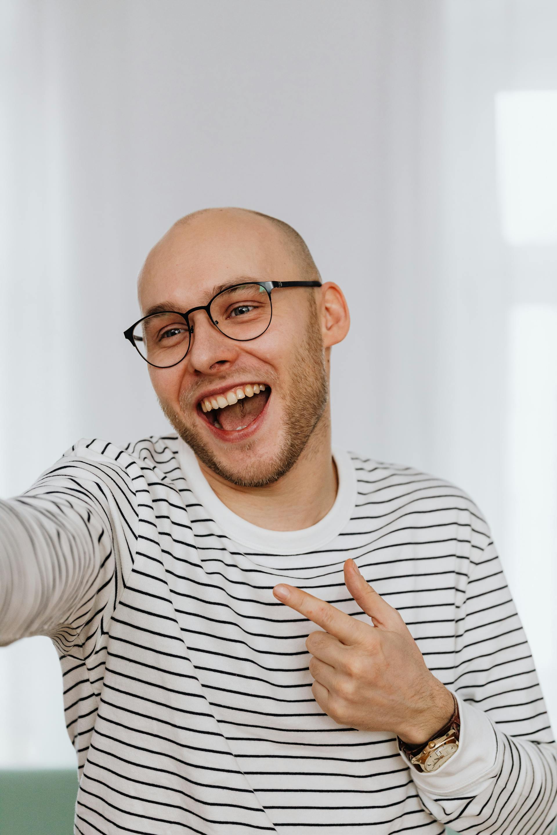 Un hombre riendo | Fuente: Pexels
