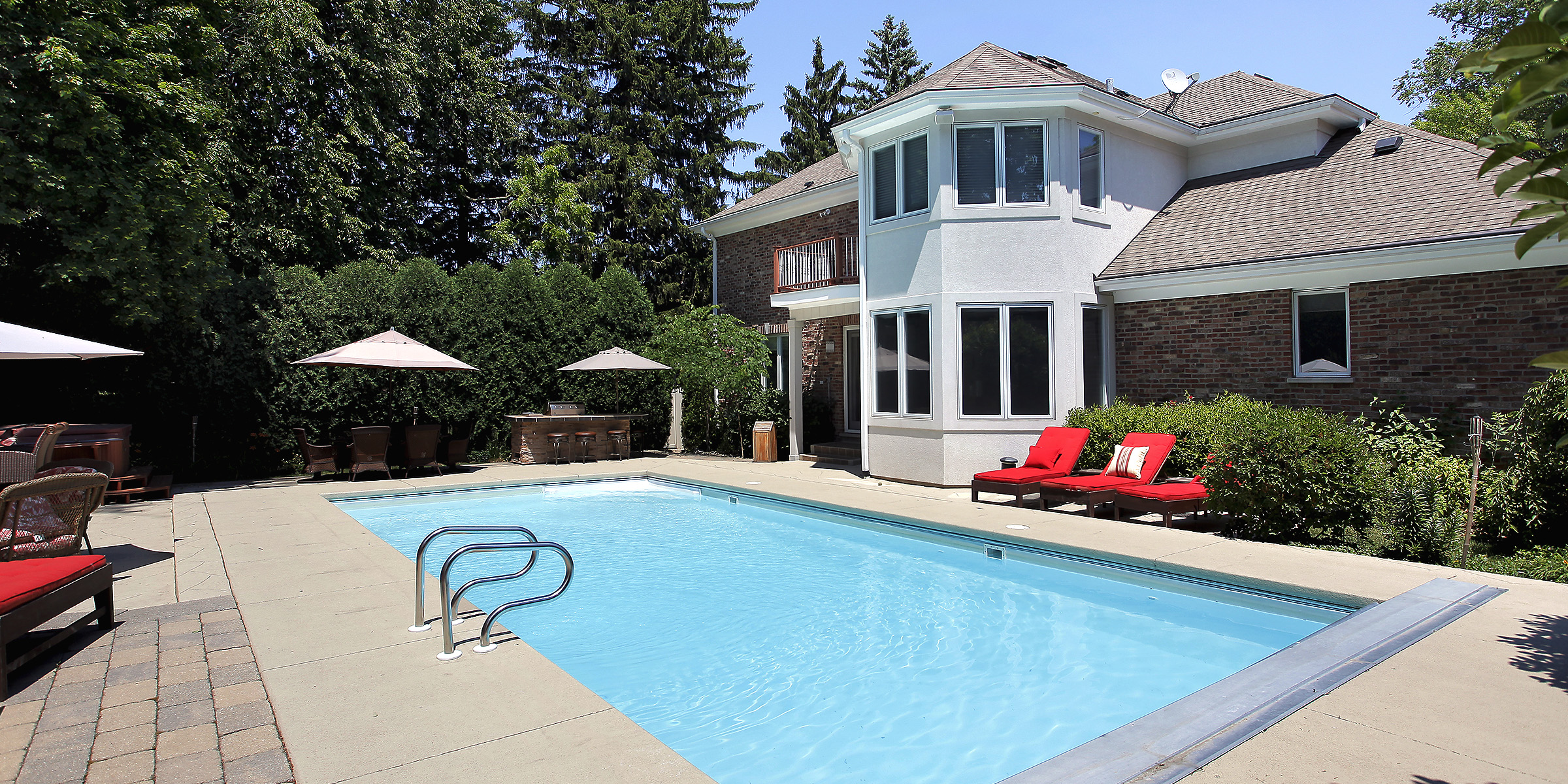 Una piscina en un patio trasero | Fuente: Shutterstock