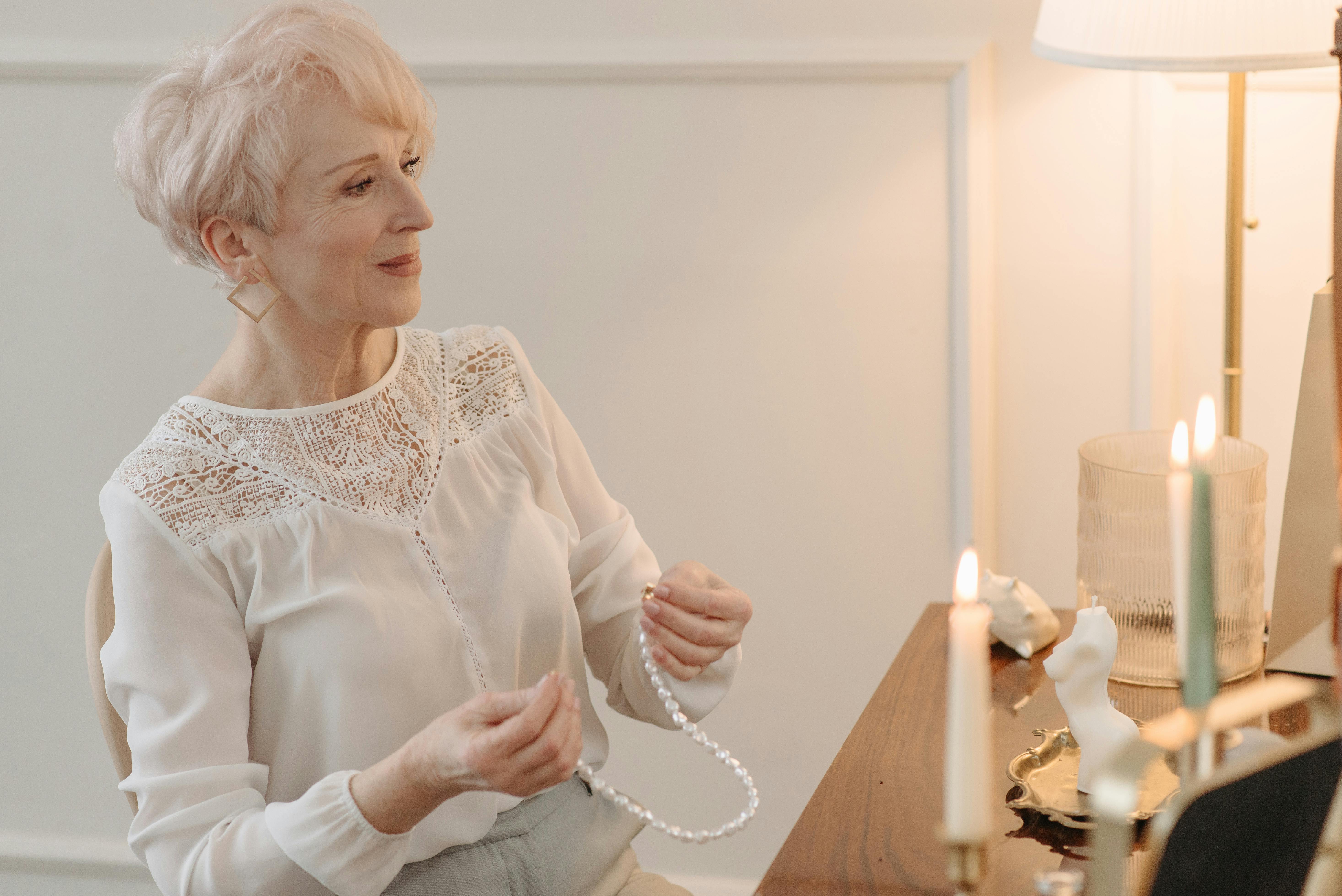Una anciana sentada ante su tocador | Fuente: Pexels