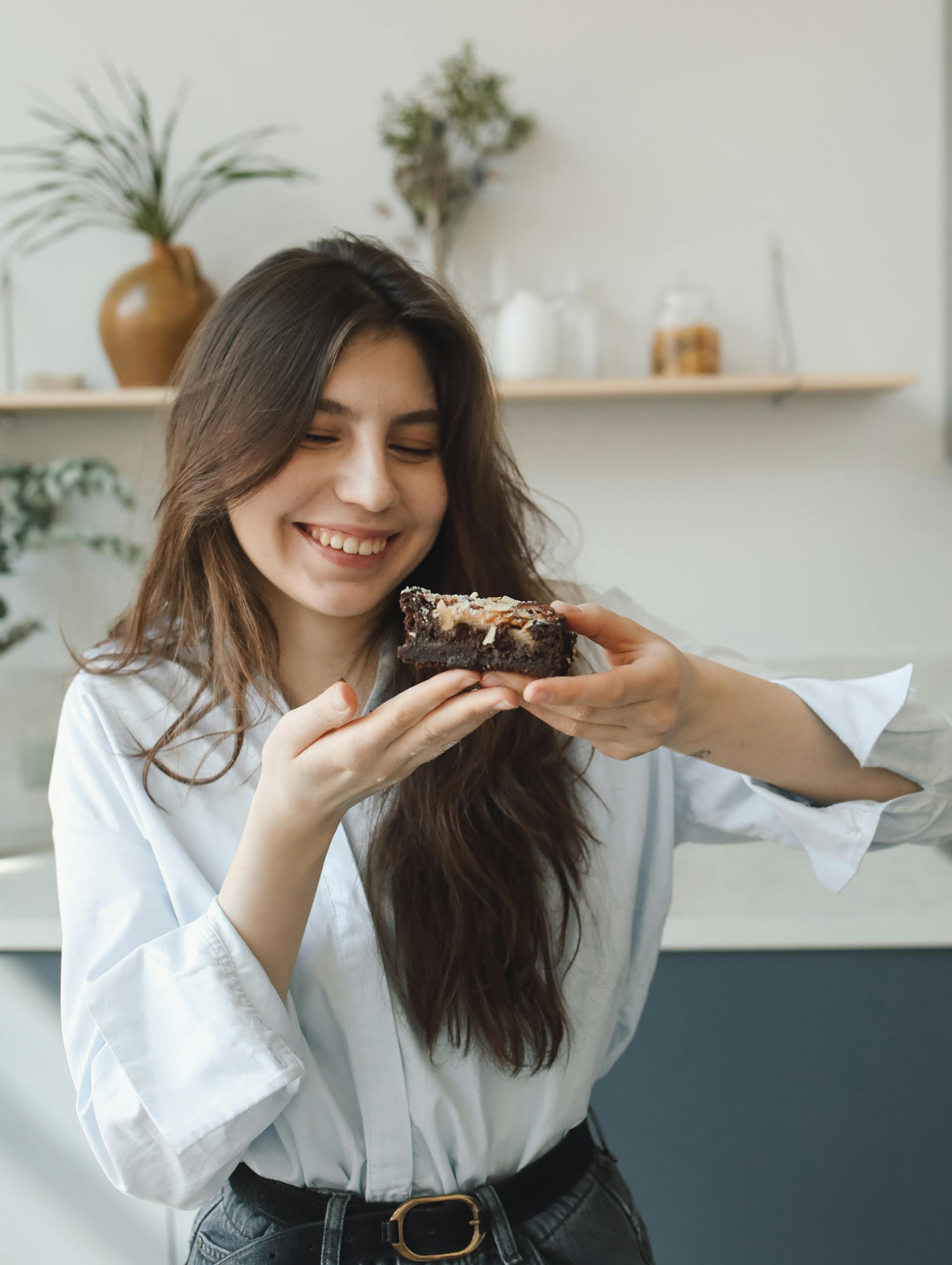 Una mujer sujetando un trozo de pastel | Fuente: Pexels