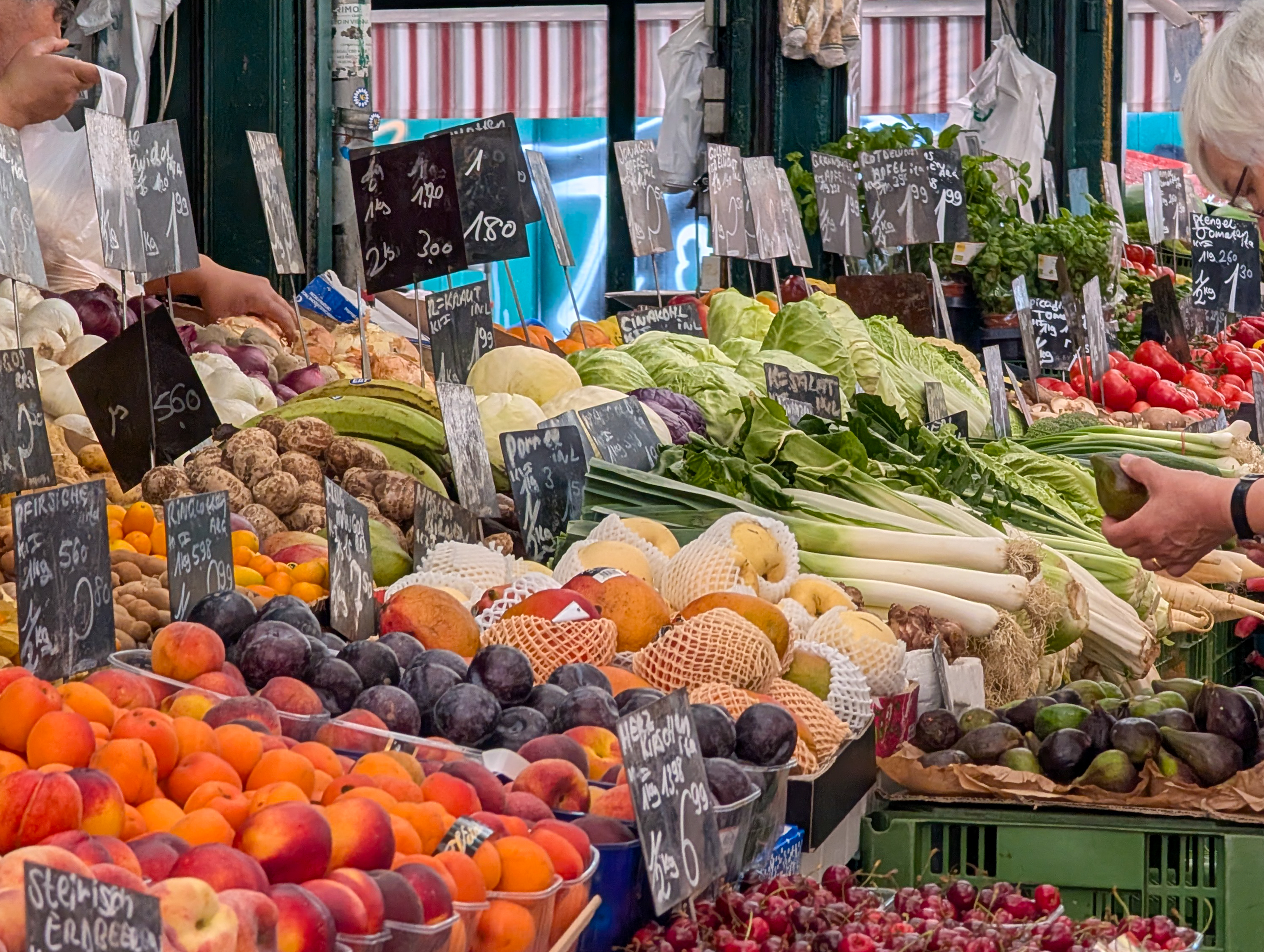 Frutas y verduras frescas en un puesto | Fuente: Getty Images