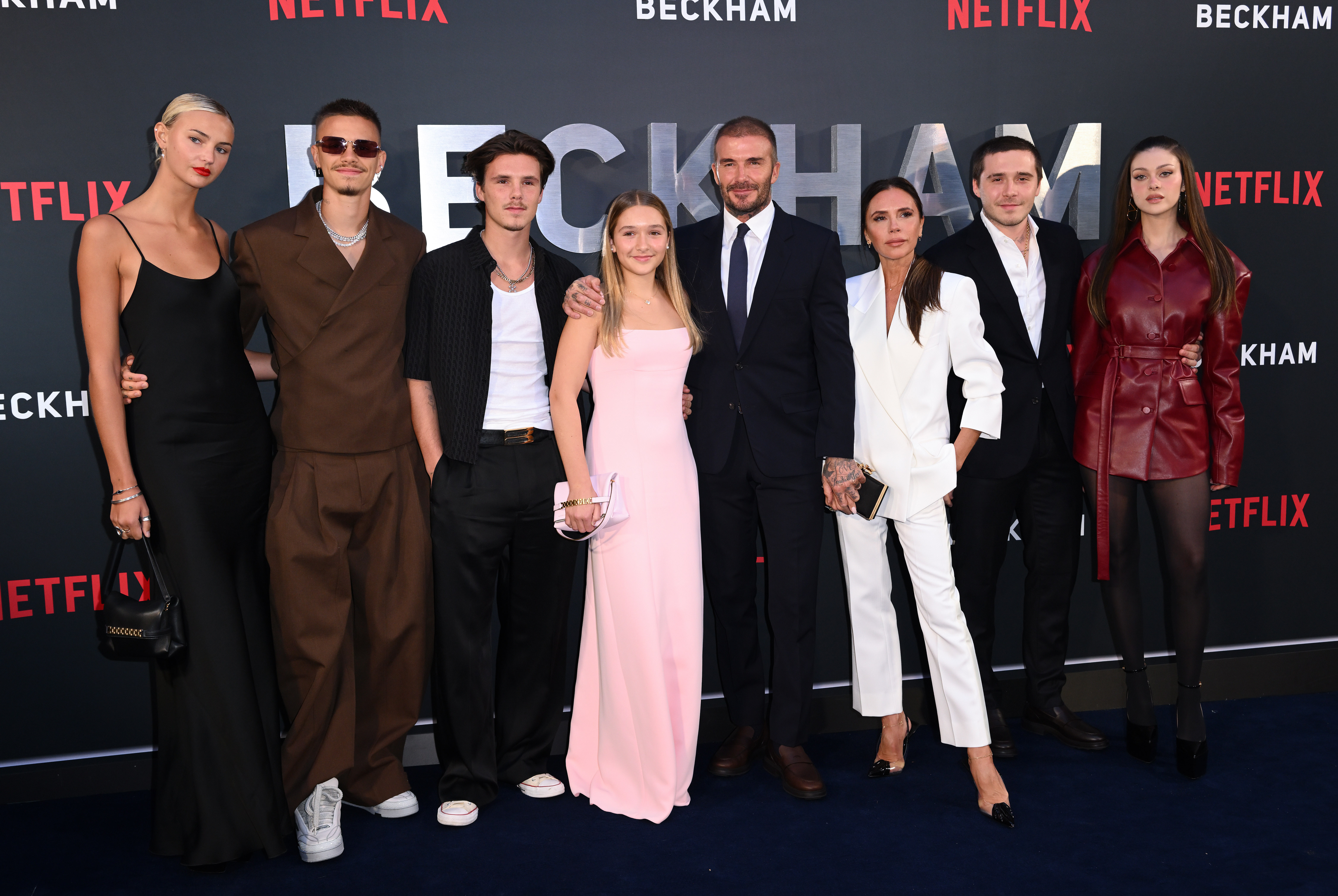 Mia Regan con Romeo, Cruz, Harper, David y Victoria Beckham, así como Brooklyn y Nicola Peltz Beckham en el estreno en el Reino Unido de
