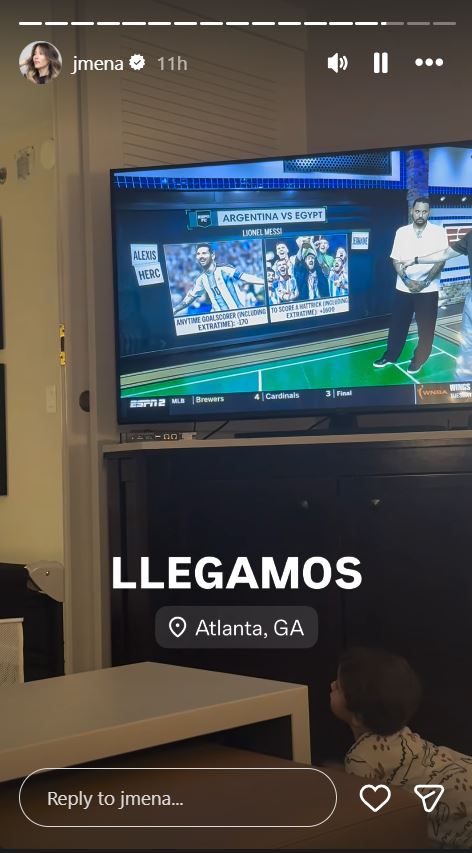 Arturo, el hijo de Jimena Barón, gatea en Estados Unidos mientras la familia ve un programa de fútbol en la televisión | Fuente: Instagram/jmena