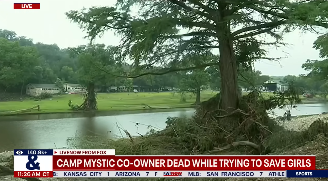Daños causados por las inundaciones cerca de las cabañas frente al río de Camp Mystic tras las fuertes tormentas, publicado el 7 de julio de 2025. | Fuente: YouTube/livenowfox