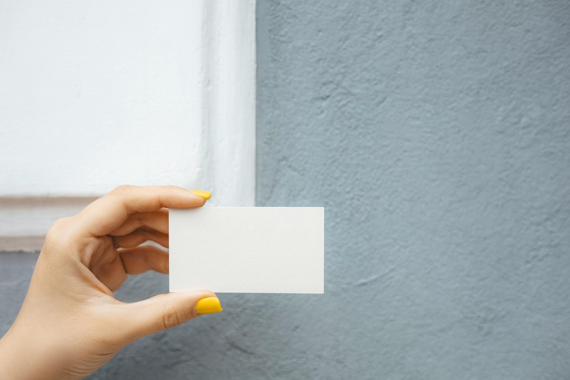 Primer plano de una mujer sujetando un papel | Fuente: Pexels
