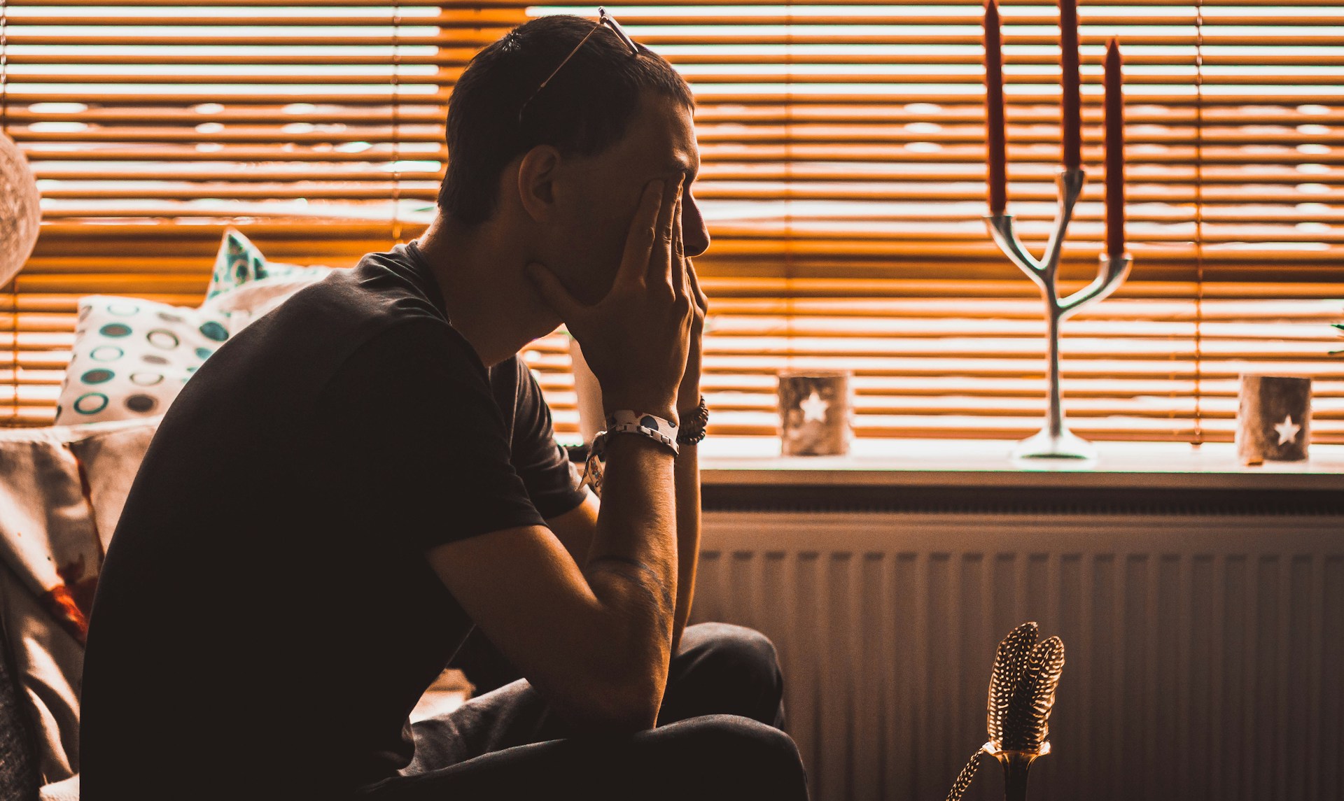 Un joven se frota la cara | Fuente: Unsplash
