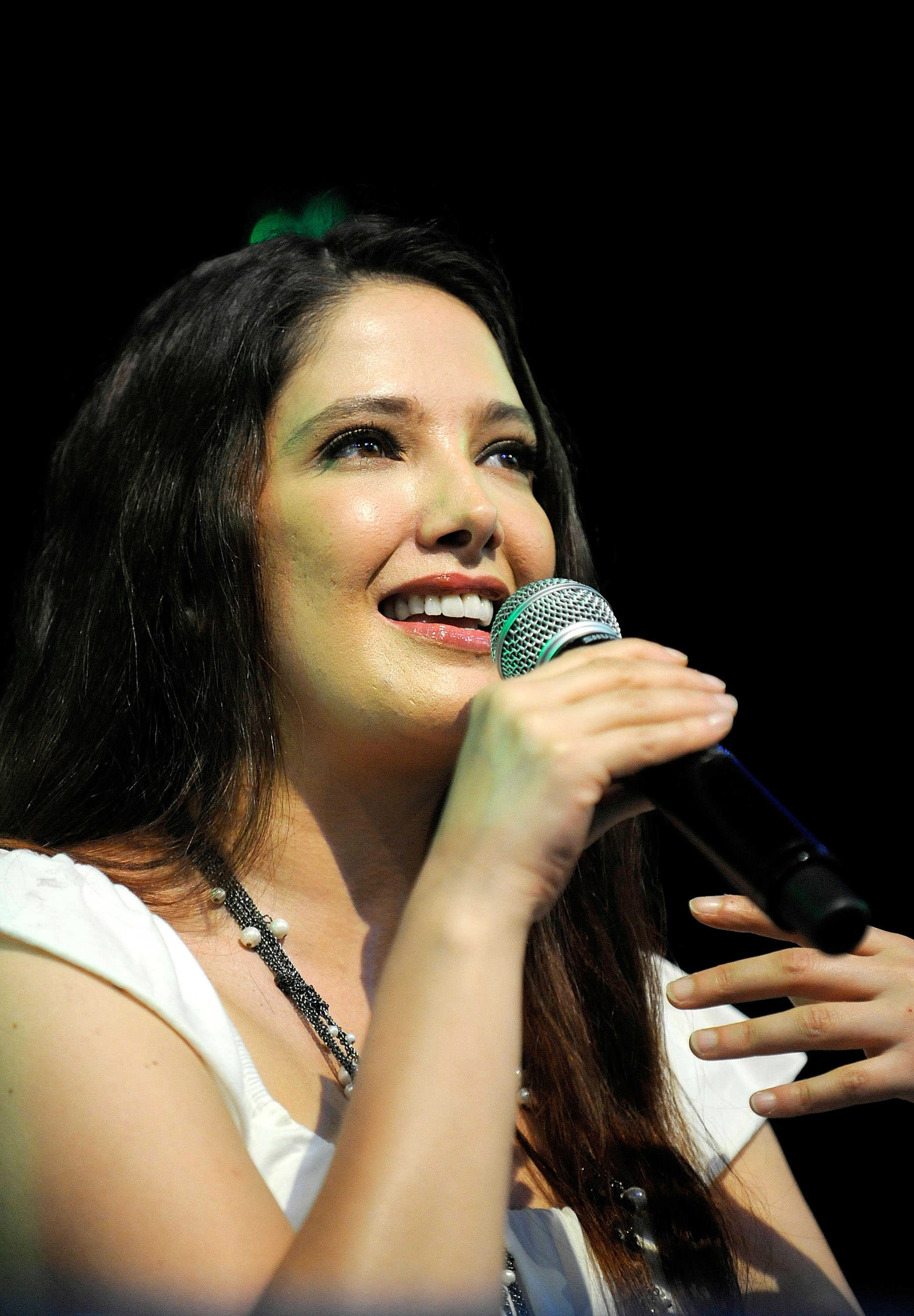 Adela Noriega habla en el Golden Bear Theater de Six Flags Magic Mountain el 28 de junio de 2009 en Valencia, California. | Fuente: Getty Images